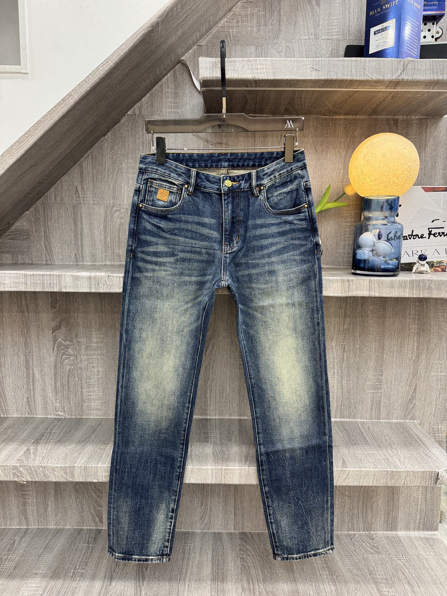 L*V驴牌 26秋冬👖微修身弹力牛仔裤!👖经典蓝专柜年年必不可缺的爆款 旧蓝水洗色调,磨白层次自然高级,告别死板单色,复 L*V驴牌 26秋冬👖微修身弹力牛仔裤!👖经典蓝专柜年年必不可缺的爆款 旧蓝水洗色调,磨白层次自然高级,告别死板单色,复