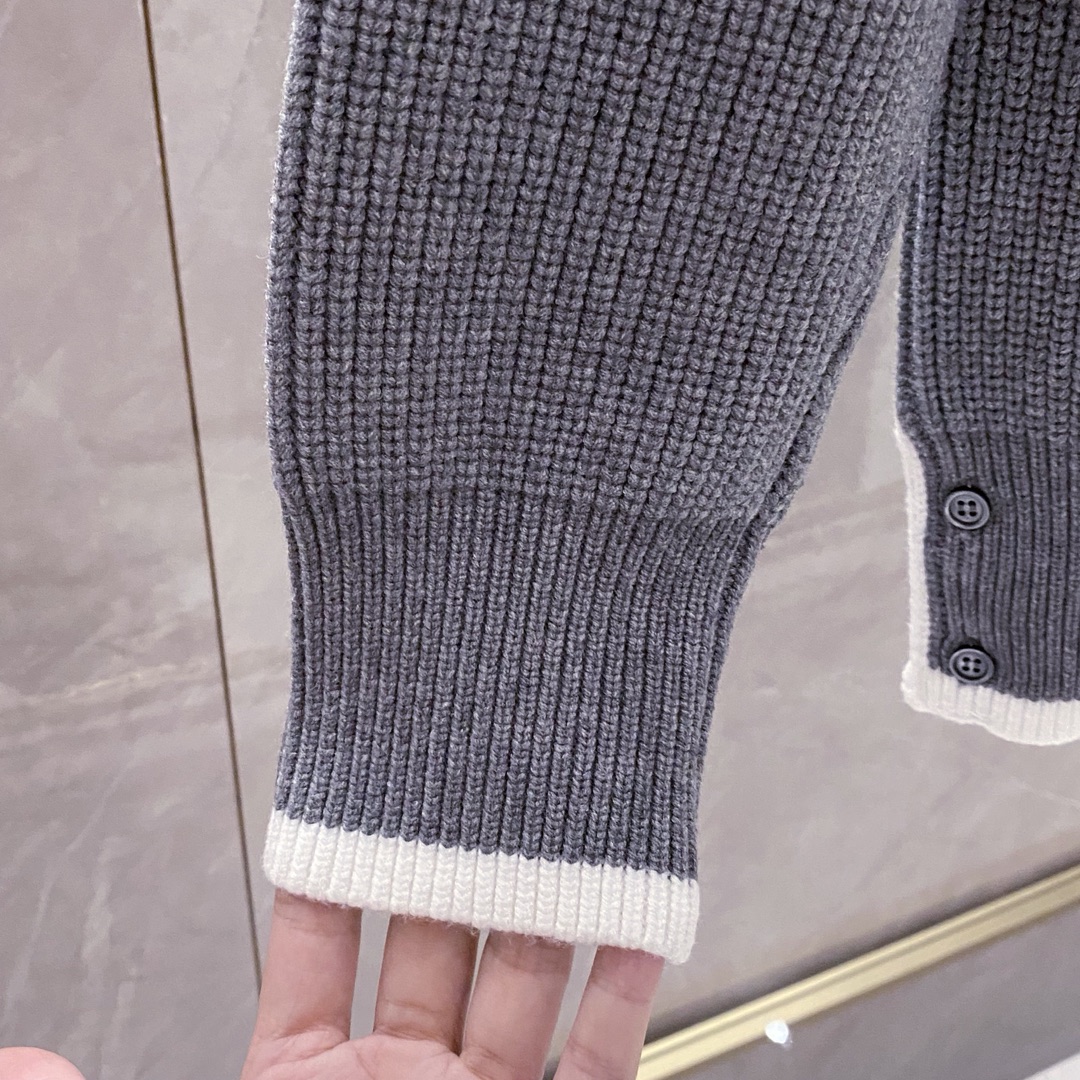 💕P285¥
THOM BROWNE汤姆·布朗 TB 4条杠圆领套头长袖羊毛🦙针织衫毛衣
品牌故事 男女同款
Thom Browne 于1965年在宾夕法尼亚州出生,并于1997年搬到纽约市。他曾在 Giorgio Armani 的展厅工作,然后一直在ClubMonaco 的创意部门就职,直到发布自己的品牌。Browne 认为现代流行的休闲装为西装赋予了颠覆性的优势,其采用传统羊毛和法兰绒裁制、比例改良的卓越裁制西装为他赢得了广泛关注。他的设计已从最初在时尚界的一鸣惊人,到如今在男装当中引领风骚。
Thom Browne 从经典美式风格中汲取灵感,通过缩小版型、罗缎饰边和九分裤设计等学院风细节重新演绎美式经典。男女同款
蓝色 灰色 
Size:S M L(男女同款)
S:胸围104衣长 67 肩宽46 袖长59
M:胸围110衣长68 肩宽 47 袖长60
L:胸围 114衣长 69 肩宽 48 袖长61