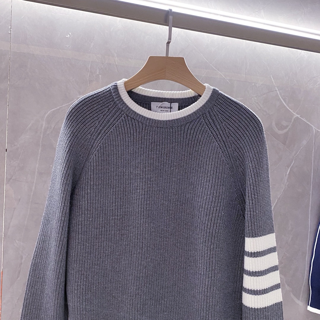 💕P285¥
THOM BROWNE汤姆·布朗 TB 4条杠圆领套头长袖羊毛🦙针织衫毛衣
品牌故事 男女同款
Thom Browne 于1965年在宾夕法尼亚州出生,并于1997年搬到纽约市。他曾在 Giorgio Armani 的展厅工作,然后一直在ClubMonaco 的创意部门就职,直到发布自己的品牌。Browne 认为现代流行的休闲装为西装赋予了颠覆性的优势,其采用传统羊毛和法兰绒裁制、比例改良的卓越裁制西装为他赢得了广泛关注。他的设计已从最初在时尚界的一鸣惊人,到如今在男装当中引领风骚。
Thom Browne 从经典美式风格中汲取灵感,通过缩小版型、罗缎饰边和九分裤设计等学院风细节重新演绎美式经典。男女同款
蓝色 灰色 
Size:S M L(男女同款)
S:胸围104衣长 67 肩宽46 袖长59
M:胸围110衣长68 肩宽 47 袖长60
L:胸围 114衣长 69 肩宽 48 袖长61