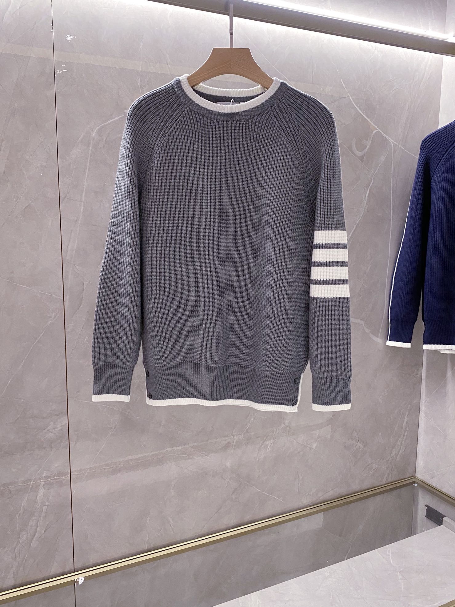 💕P285¥
THOM BROWNE汤姆·布朗 TB 4条杠圆领套头长袖羊毛🦙针织衫毛衣
品牌故事 男女同款
Thom Browne 于1965年在宾夕法尼亚州出生,并于1997年搬到纽约市。他曾在 Giorgio Armani 的展厅工作,然后一直在ClubMonaco 的创意部门就职,直到发布自己的品牌。Browne 认为现代流行的休闲装为西装赋予了颠覆性的优势,其采用传统羊毛和法兰绒裁制、比例改良的卓越裁制西装为他赢得了广泛关注。他的设计已从最初在时尚界的一鸣惊人,到如今在男装当中引领风骚。
Thom Browne 从经典美式风格中汲取灵感,通过缩小版型、罗缎饰边和九分裤设计等学院风细节重新演绎美式经典。男女同款
蓝色 灰色 
Size:S M L(男女同款)
S:胸围104衣长 67 肩宽46 袖长59
M:胸围110衣长68 肩宽 47 袖长60
L:胸围 114衣长 69 肩宽 48 袖长61