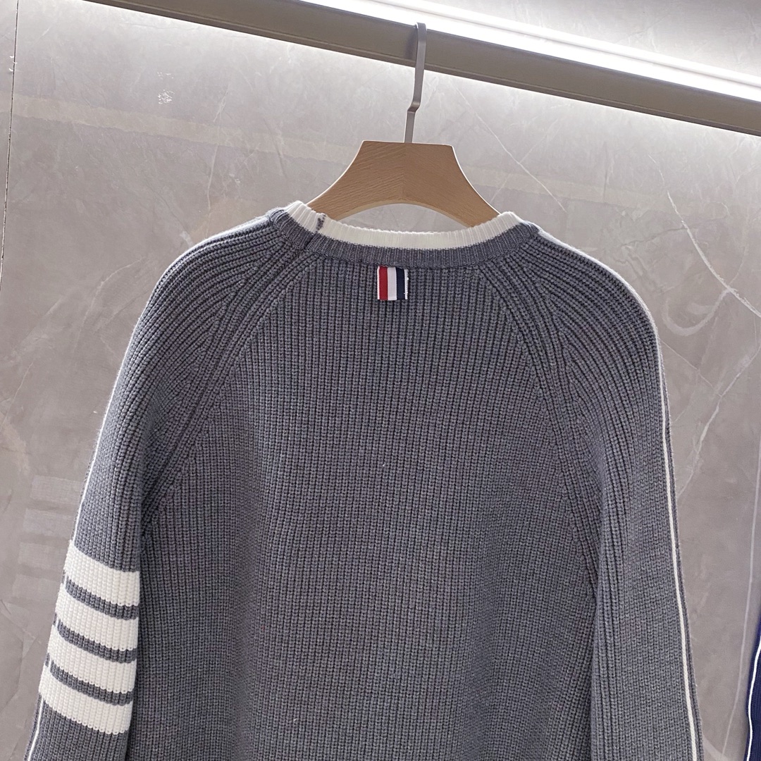 💕P285¥
THOM BROWNE汤姆·布朗 TB 4条杠圆领套头长袖羊毛🦙针织衫毛衣
品牌故事 男女同款
Thom Browne 于1965年在宾夕法尼亚州出生,并于1997年搬到纽约市。他曾在 Giorgio Armani 的展厅工作,然后一直在ClubMonaco 的创意部门就职,直到发布自己的品牌。Browne 认为现代流行的休闲装为西装赋予了颠覆性的优势,其采用传统羊毛和法兰绒裁制、比例改良的卓越裁制西装为他赢得了广泛关注。他的设计已从最初在时尚界的一鸣惊人,到如今在男装当中引领风骚。
Thom Browne 从经典美式风格中汲取灵感,通过缩小版型、罗缎饰边和九分裤设计等学院风细节重新演绎美式经典。男女同款
蓝色 灰色 
Size:S M L(男女同款)
S:胸围104衣长 67 肩宽46 袖长59
M:胸围110衣长68 肩宽 47 袖长60
L:胸围 114衣长 69 肩宽 48 袖长61
