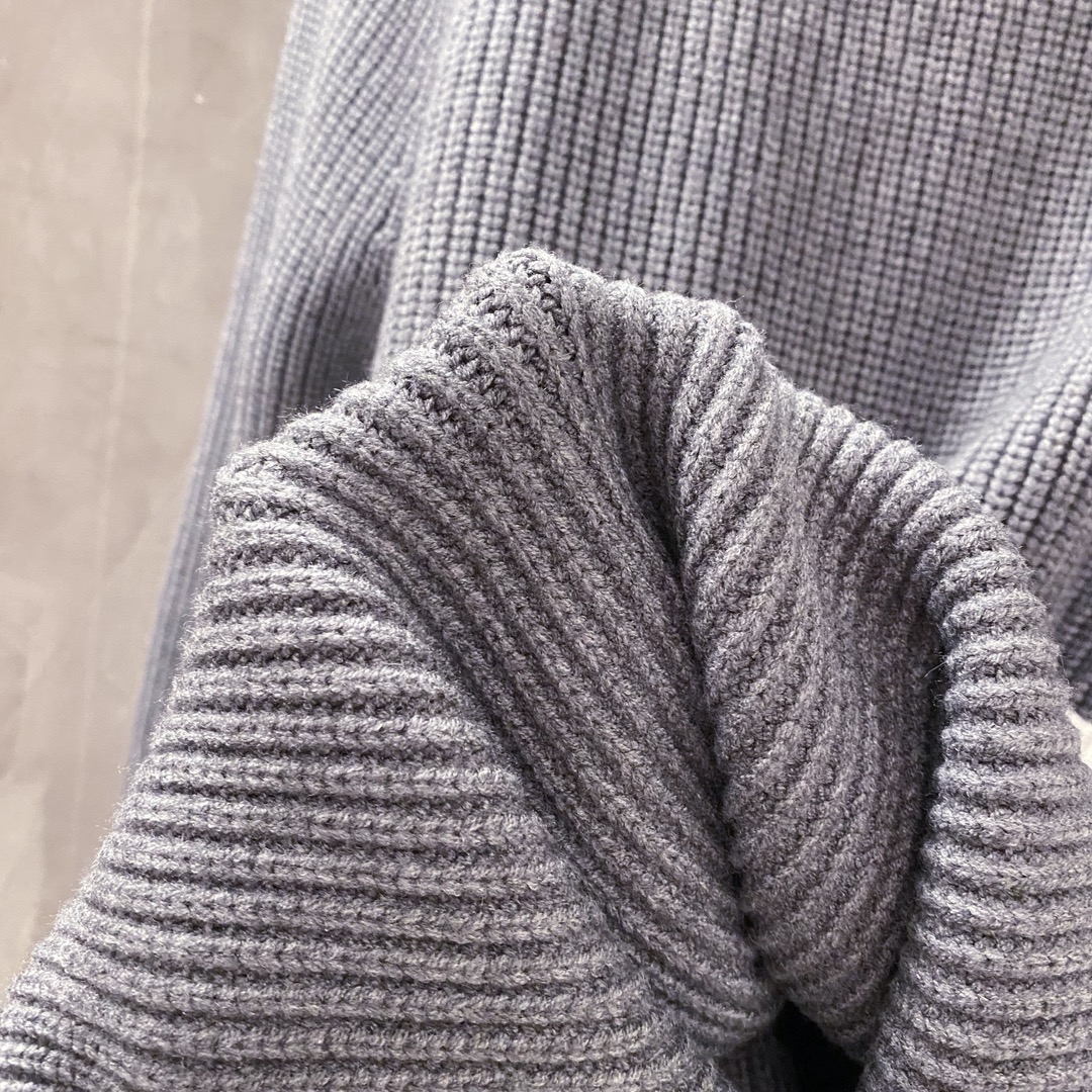 💕P285¥
THOM BROWNE汤姆·布朗 TB 4条杠圆领套头长袖羊毛🦙针织衫毛衣
品牌故事 男女同款
Thom Browne 于1965年在宾夕法尼亚州出生,并于1997年搬到纽约市。他曾在 Giorgio Armani 的展厅工作,然后一直在ClubMonaco 的创意部门就职,直到发布自己的品牌。Browne 认为现代流行的休闲装为西装赋予了颠覆性的优势,其采用传统羊毛和法兰绒裁制、比例改良的卓越裁制西装为他赢得了广泛关注。他的设计已从最初在时尚界的一鸣惊人,到如今在男装当中引领风骚。
Thom Browne 从经典美式风格中汲取灵感,通过缩小版型、罗缎饰边和九分裤设计等学院风细节重新演绎美式经典。男女同款
蓝色 灰色 
Size:S M L(男女同款)
S:胸围104衣长 67 肩宽46 袖长59
M:胸围110衣长68 肩宽 47 袖长60
L:胸围 114衣长 69 肩宽 48 袖长61