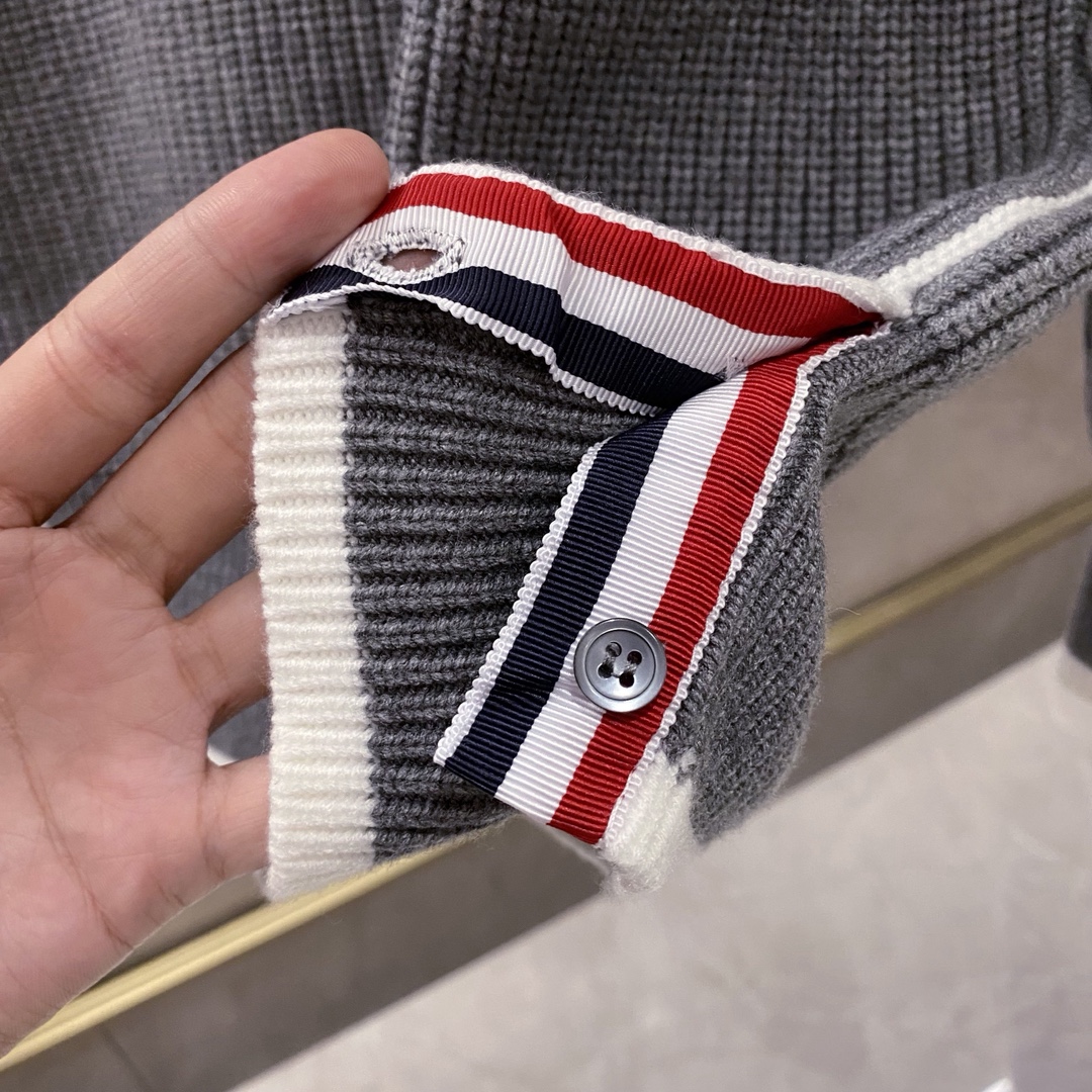 💕P285¥
THOM BROWNE汤姆·布朗 TB 4条杠圆领套头长袖羊毛🦙针织衫毛衣
品牌故事 男女同款
Thom Browne 于1965年在宾夕法尼亚州出生,并于1997年搬到纽约市。他曾在 Giorgio Armani 的展厅工作,然后一直在ClubMonaco 的创意部门就职,直到发布自己的品牌。Browne 认为现代流行的休闲装为西装赋予了颠覆性的优势,其采用传统羊毛和法兰绒裁制、比例改良的卓越裁制西装为他赢得了广泛关注。他的设计已从最初在时尚界的一鸣惊人,到如今在男装当中引领风骚。
Thom Browne 从经典美式风格中汲取灵感,通过缩小版型、罗缎饰边和九分裤设计等学院风细节重新演绎美式经典。男女同款
蓝色 灰色 
Size:S M L(男女同款)
S:胸围104衣长 67 肩宽46 袖长59
M:胸围110衣长68 肩宽 47 袖长60
L:胸围 114衣长 69 肩宽 48 袖长61