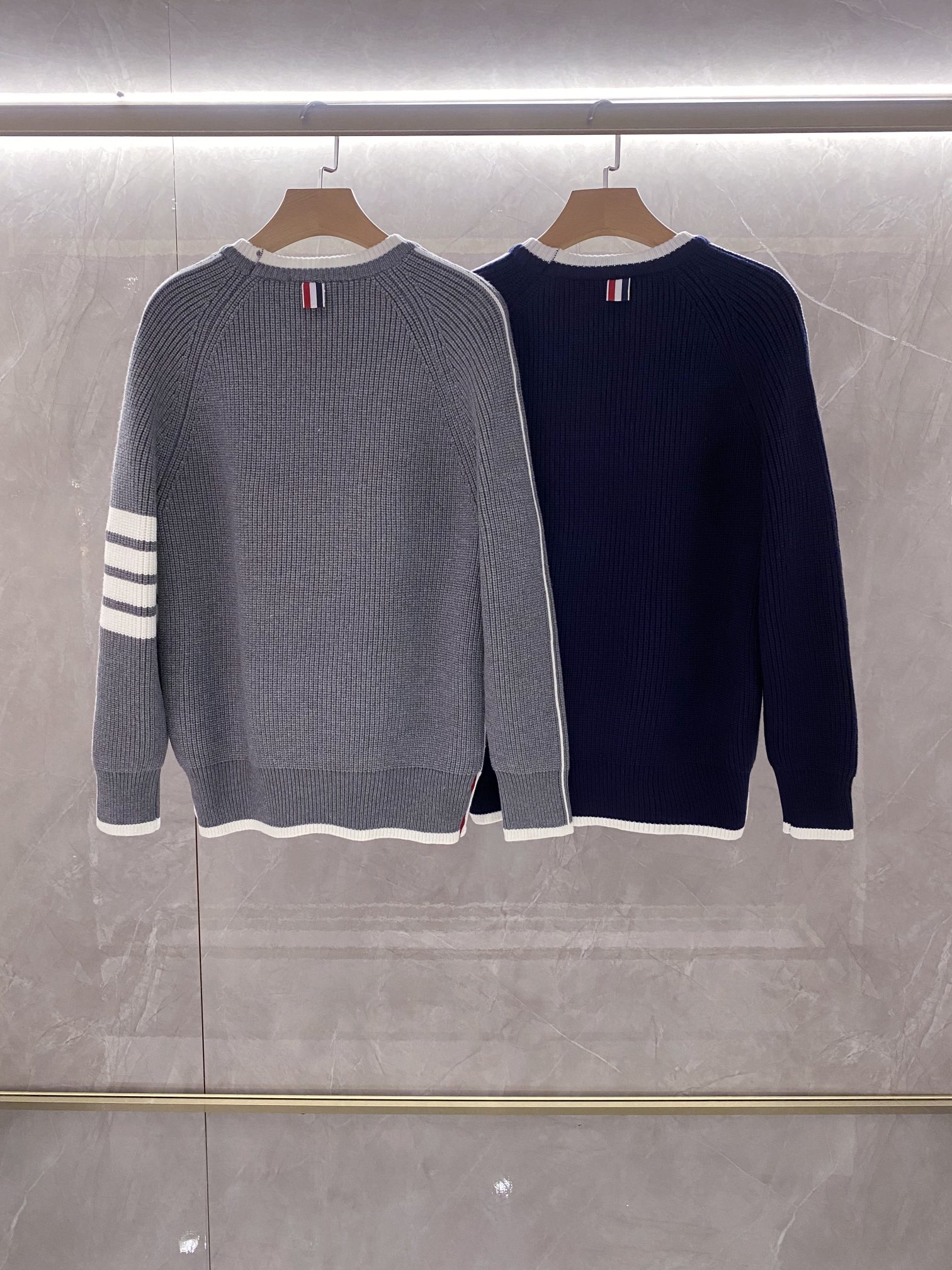 💕P285¥
THOM BROWNE汤姆·布朗 TB 4条杠圆领套头长袖羊毛🦙针织衫毛衣
品牌故事 男女同款
Thom Browne 于1965年在宾夕法尼亚州出生,并于1997年搬到纽约市。他曾在 Giorgio Armani 的展厅工作,然后一直在ClubMonaco 的创意部门就职,直到发布自己的品牌。Browne 认为现代流行的休闲装为西装赋予了颠覆性的优势,其采用传统羊毛和法兰绒裁制、比例改良的卓越裁制西装为他赢得了广泛关注。他的设计已从最初在时尚界的一鸣惊人,到如今在男装当中引领风骚。
Thom Browne 从经典美式风格中汲取灵感,通过缩小版型、罗缎饰边和九分裤设计等学院风细节重新演绎美式经典。男女同款
蓝色 灰色 
Size:S M L(男女同款)
S:胸围104衣长 67 肩宽46 袖长59
M:胸围110衣长68 肩宽 47 袖长60
L:胸围 114衣长 69 肩宽 48 袖长61