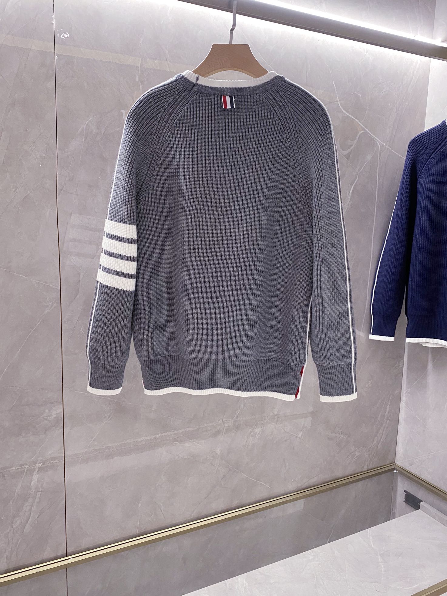 💕P285¥
THOM BROWNE汤姆·布朗 TB 4条杠圆领套头长袖羊毛🦙针织衫毛衣
品牌故事 男女同款
Thom Browne 于1965年在宾夕法尼亚州出生,并于1997年搬到纽约市。他曾在 Giorgio Armani 的展厅工作,然后一直在ClubMonaco 的创意部门就职,直到发布自己的品牌。Browne 认为现代流行的休闲装为西装赋予了颠覆性的优势,其采用传统羊毛和法兰绒裁制、比例改良的卓越裁制西装为他赢得了广泛关注。他的设计已从最初在时尚界的一鸣惊人,到如今在男装当中引领风骚。
Thom Browne 从经典美式风格中汲取灵感,通过缩小版型、罗缎饰边和九分裤设计等学院风细节重新演绎美式经典。男女同款
蓝色 灰色 
Size:S M L(男女同款)
S:胸围104衣长 67 肩宽46 袖长59
M:胸围110衣长68 肩宽 47 袖长60
L:胸围 114衣长 69 肩宽 48 袖长61