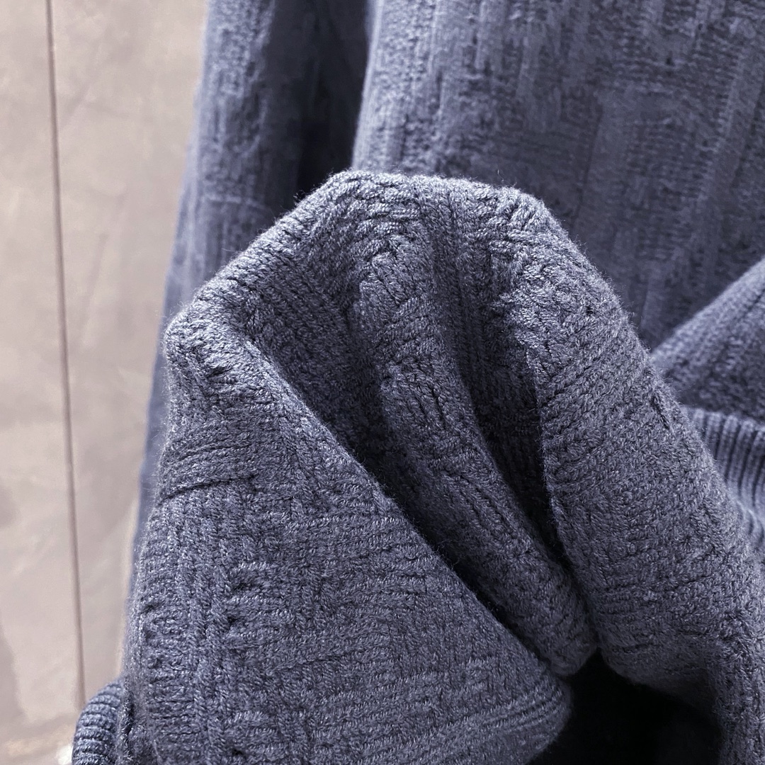 💦P360¥ （1:1原单品质)
DIOR迪奥新品加厚 灰色羊毛提花面料针织衫毛衣
原18500购入，这款针织衫突显dior经典的oblique 印花。采用灰色棉质混纺提花面料精心制作，超大版型，领口、袖口和底边搭配罗纹细节。通体饰以同色调印花图案，精巧细节提升造型格调，独家出品
尺码：S-L（大一码 加4CM）
S：胸围108衣长 68肩宽47袖长60