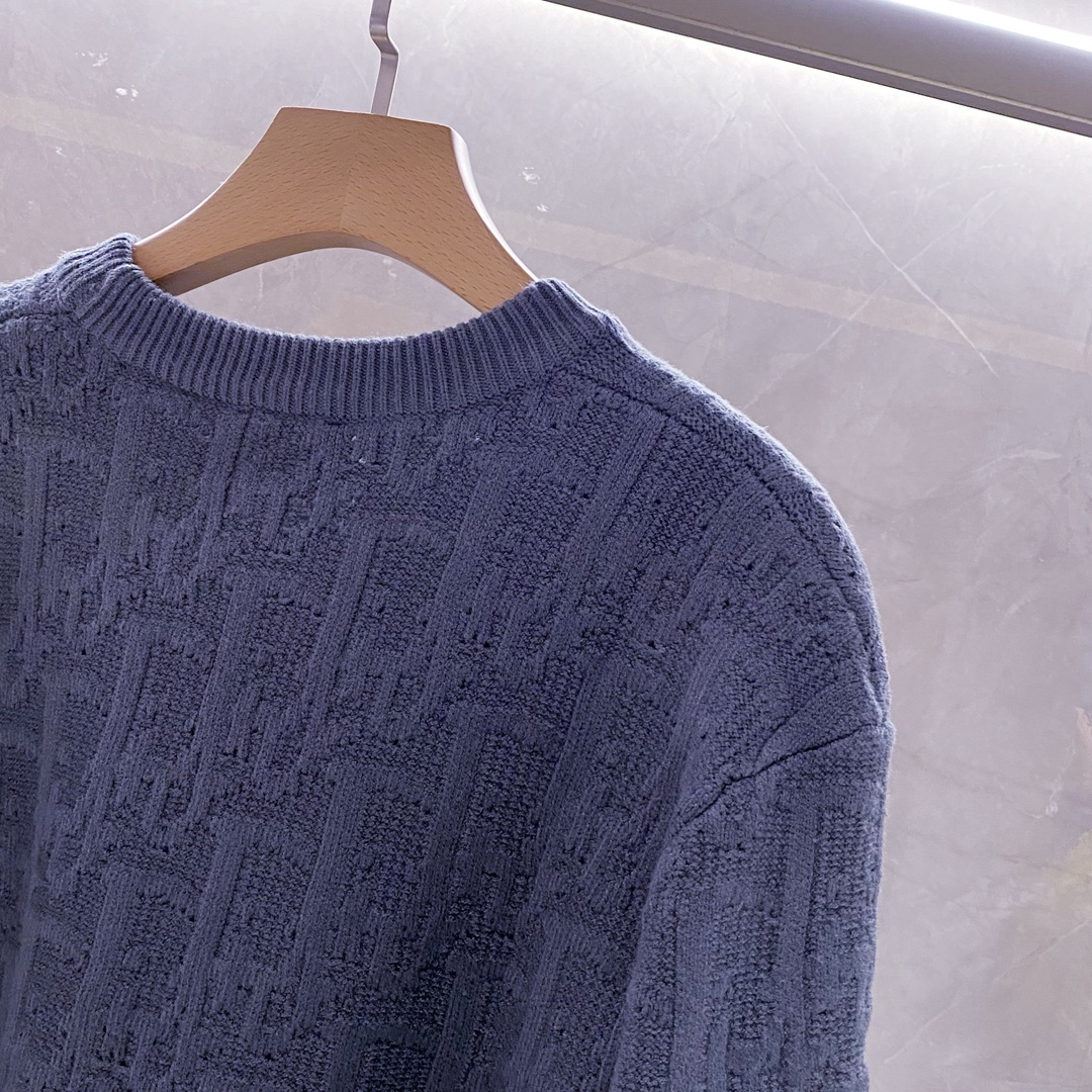 💦P360¥ （1:1原单品质)
DIOR迪奥新品加厚 灰色羊毛提花面料针织衫毛衣
原18500购入，这款针织衫突显dior经典的oblique 印花。采用灰色棉质混纺提花面料精心制作，超大版型，领口、袖口和底边搭配罗纹细节。通体饰以同色调印花图案，精巧细节提升造型格调，独家出品
尺码：S-L（大一码 加4CM）
S：胸围108衣长 68肩宽47袖长60