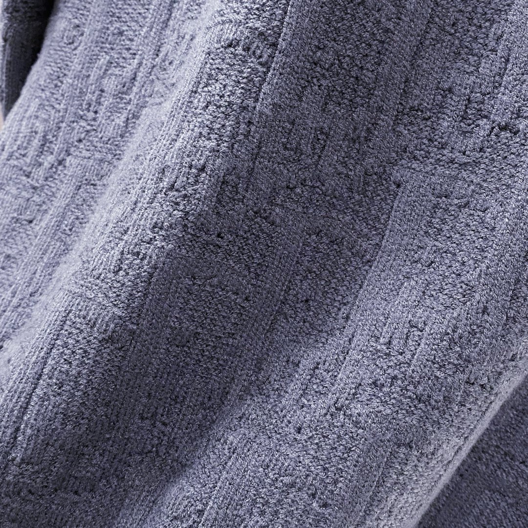 💦P360¥ （1:1原单品质)
DIOR迪奥新品加厚 灰色羊毛提花面料针织衫毛衣
原18500购入，这款针织衫突显dior经典的oblique 印花。采用灰色棉质混纺提花面料精心制作，超大版型，领口、袖口和底边搭配罗纹细节。通体饰以同色调印花图案，精巧细节提升造型格调，独家出品
尺码：S-L（大一码 加4CM）
S：胸围108衣长 68肩宽47袖长60