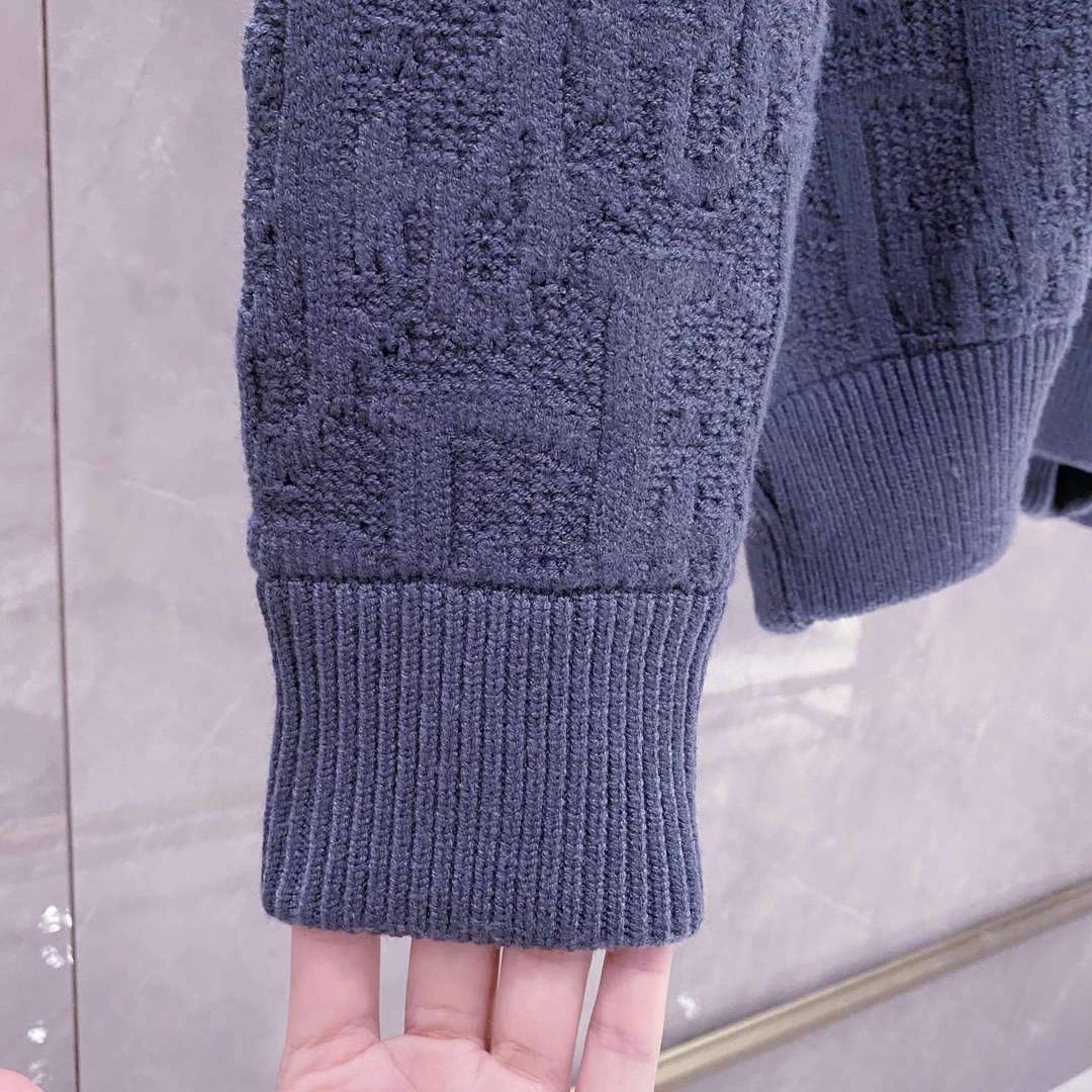 💦P360¥ （1:1原单品质)
DIOR迪奥新品加厚 灰色羊毛提花面料针织衫毛衣
原18500购入，这款针织衫突显dior经典的oblique 印花。采用灰色棉质混纺提花面料精心制作，超大版型，领口、袖口和底边搭配罗纹细节。通体饰以同色调印花图案，精巧细节提升造型格调，独家出品
尺码：S-L（大一码 加4CM）
S：胸围108衣长 68肩宽47袖长60