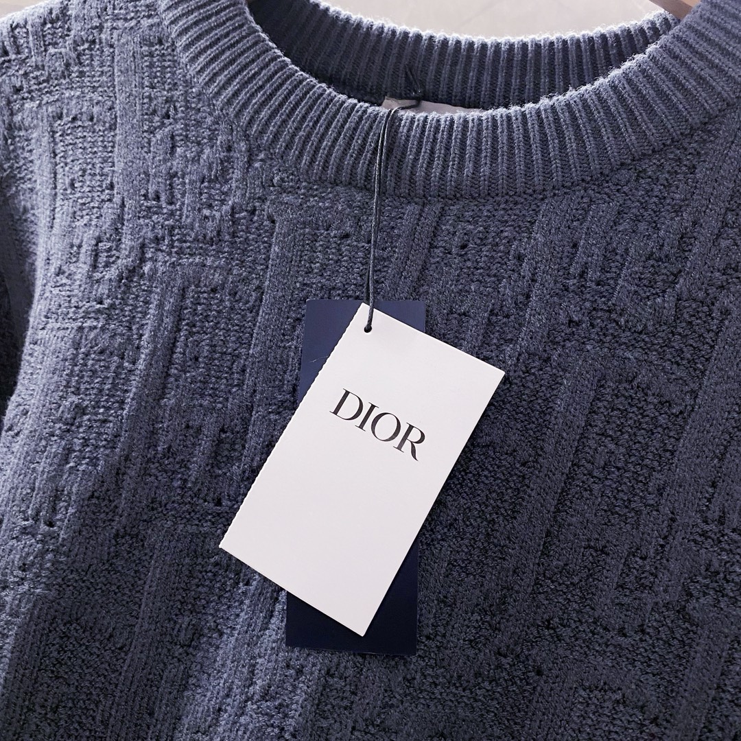 💦P360¥ （1:1原单品质)
DIOR迪奥新品加厚 灰色羊毛提花面料针织衫毛衣
原18500购入，这款针织衫突显dior经典的oblique 印花。采用灰色棉质混纺提花面料精心制作，超大版型，领口、袖口和底边搭配罗纹细节。通体饰以同色调印花图案，精巧细节提升造型格调，独家出品
尺码：S-L（大一码 加4CM）
S：胸围108衣长 68肩宽47袖长60