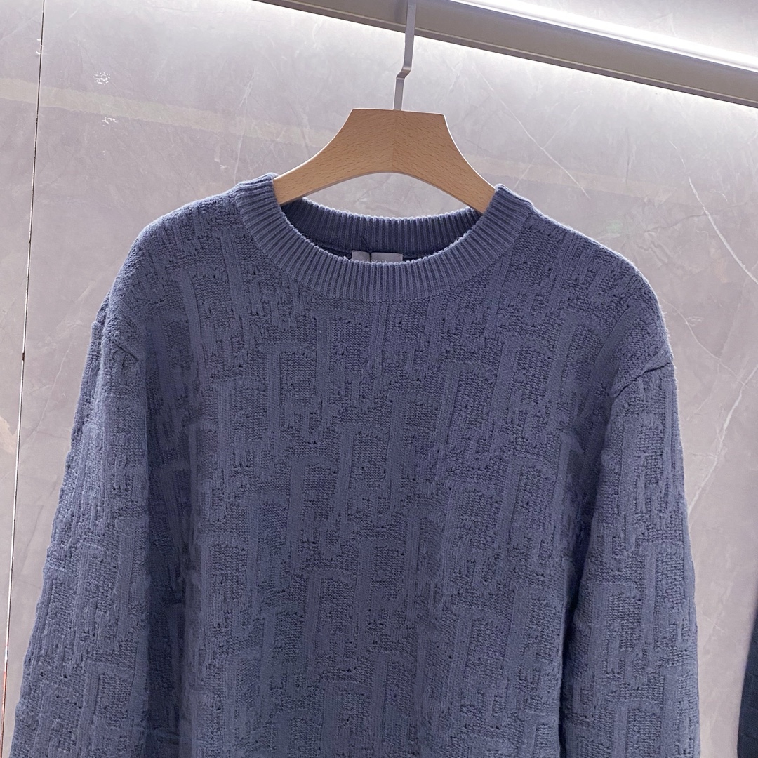 💦P360¥ （1:1原单品质)
DIOR迪奥新品加厚 灰色羊毛提花面料针织衫毛衣
原18500购入，这款针织衫突显dior经典的oblique 印花。采用灰色棉质混纺提花面料精心制作，超大版型，领口、袖口和底边搭配罗纹细节。通体饰以同色调印花图案，精巧细节提升造型格调，独家出品
尺码：S-L（大一码 加4CM）
S：胸围108衣长 68肩宽47袖长60