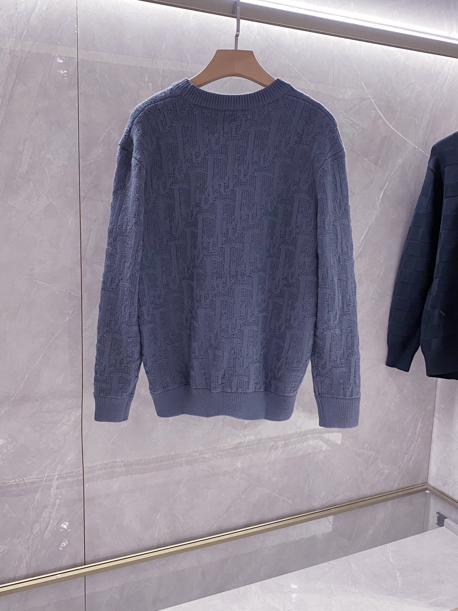 💦P360¥ （1:1原单品质)
DIOR迪奥新品加厚 灰色羊毛提花面料针织衫毛衣
原18500购入，这款针织衫突显dior经典的oblique 印花。采用灰色棉质混纺提花面料精心制作，超大版型，领口、袖口和底边搭配罗纹细节。通体饰以同色调印花图案，精巧细节提升造型格调，独家出品
尺码：S-L（大一码 加4CM）
S：胸围108衣长 68肩宽47袖长60