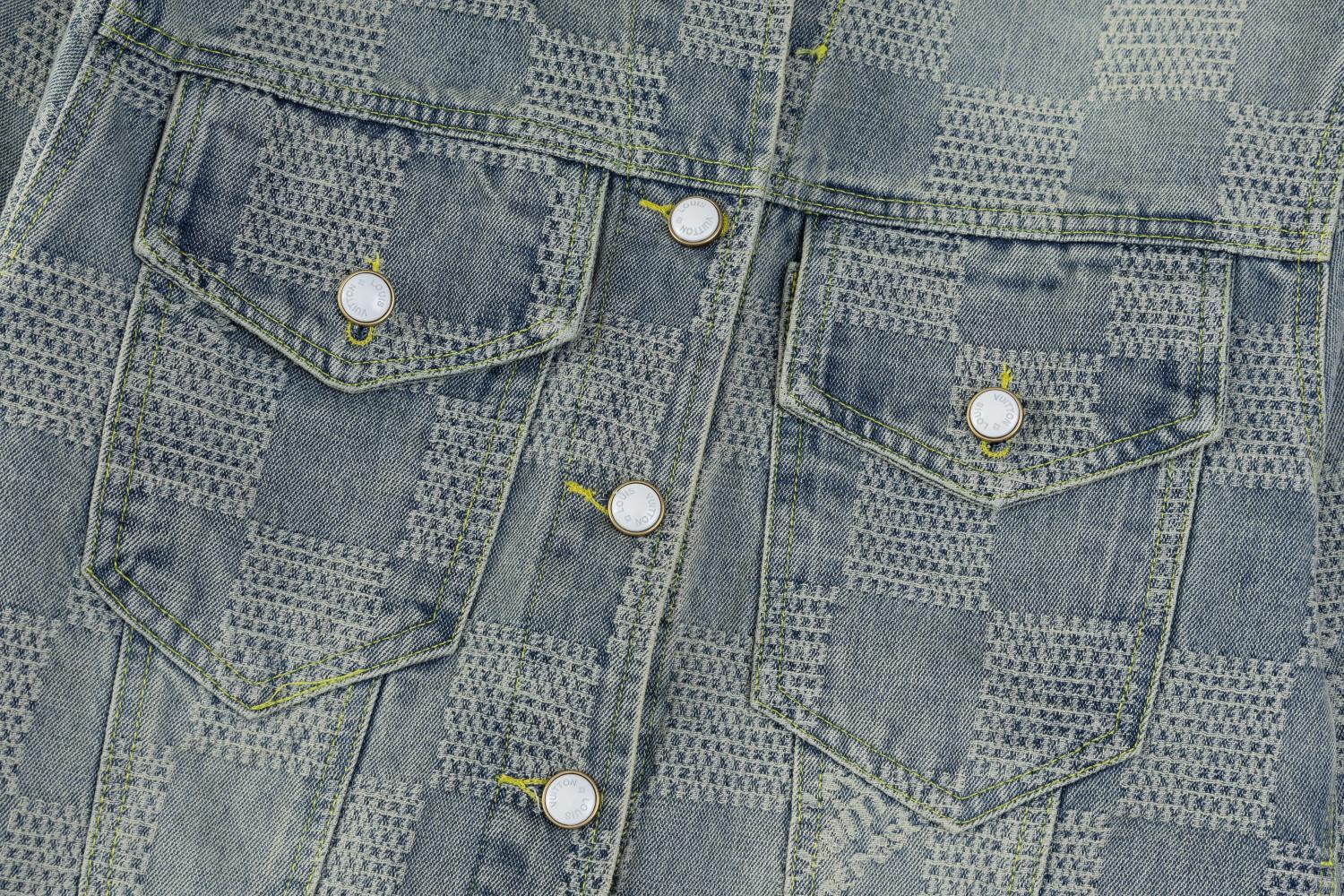 上新 款号N12
P165
LV 24FW秋冬牛仔新款外套
采用定制定染棋盘格提花面料，立体裁剪设计，所有金属配件专门开模定制 男女同款
M L XL XXL