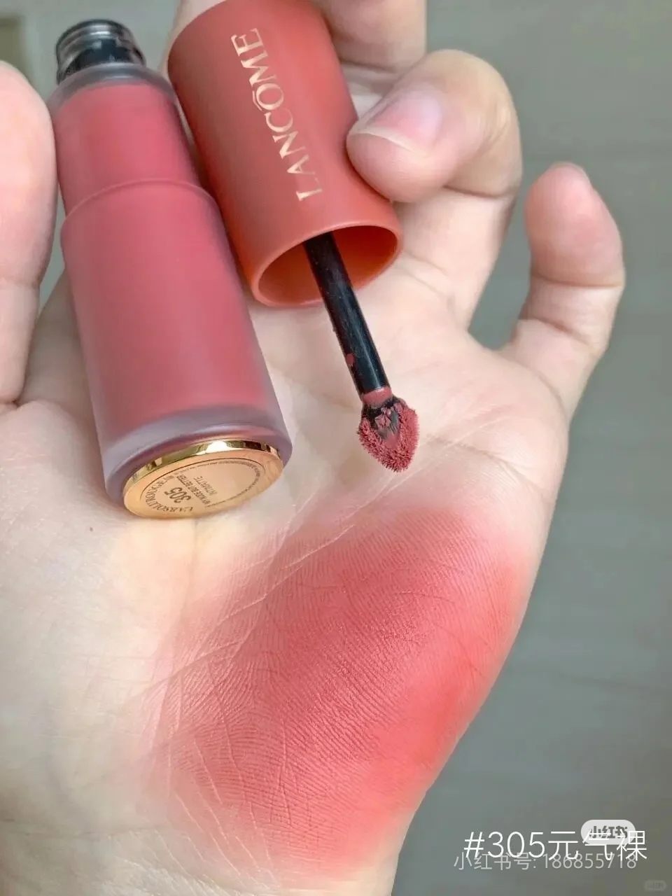 💰158
兰蔻菁纯小蛮腰唇釉305#
春日明媚又显白的暖调🥀玫瑰裸粉
薄涂玫瑰甜茶色，元气拉满又活力十足
厚涂裸粉玫瑰更明显，甜美感爆表
春夏出游搭小裙子时涂上简直不要太美！