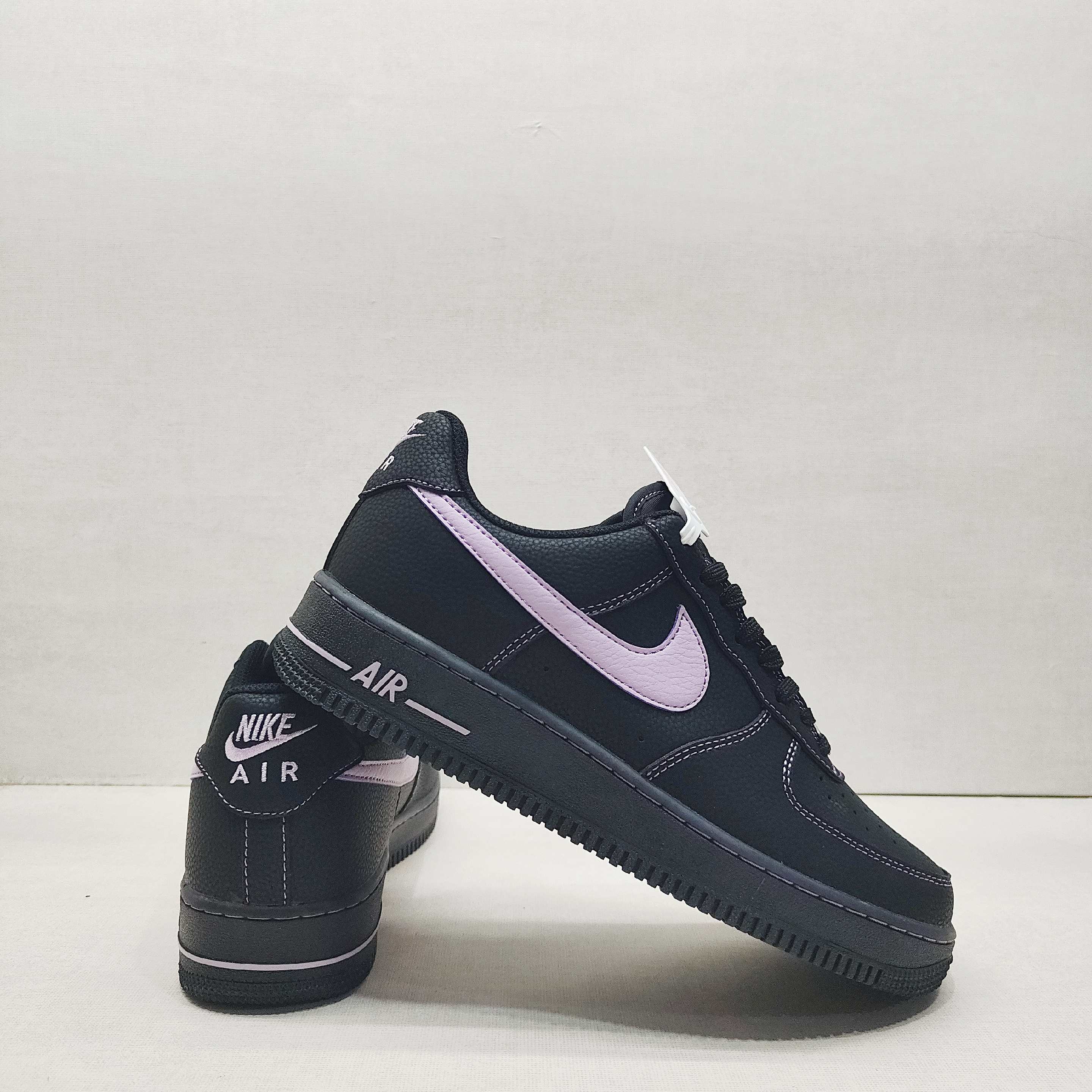 💰180
公司级✅Air Force 1 ‘07 Low 
原楦头原纸板 打造纯正空军版型
#专注外贸渠道 全掌内置蜂窝气垫 #原盒配件 原厂中底钢印、拉帮完美 官方同步上架
货号：HQ2037-001
Size：36 36.5 37.5 38 38.5 39 40 40.5 41 42 42.5 43 44 44.5 45
