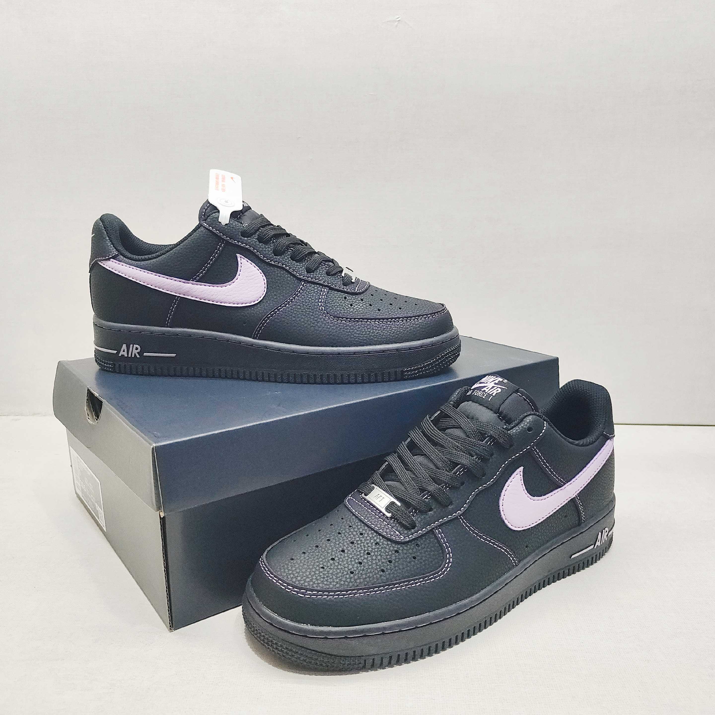 💰180
公司级✅Air Force 1 ‘07 Low 
原楦头原纸板 打造纯正空军版型
#专注外贸渠道 全掌内置蜂窝气垫 #原盒配件 原厂中底钢印、拉帮完美 官方同步上架
货号：HQ2037-001
Size：36 36.5 37.5 38 38.5 39 40 40.5 41 42 42.5 43 44 44.5 45
