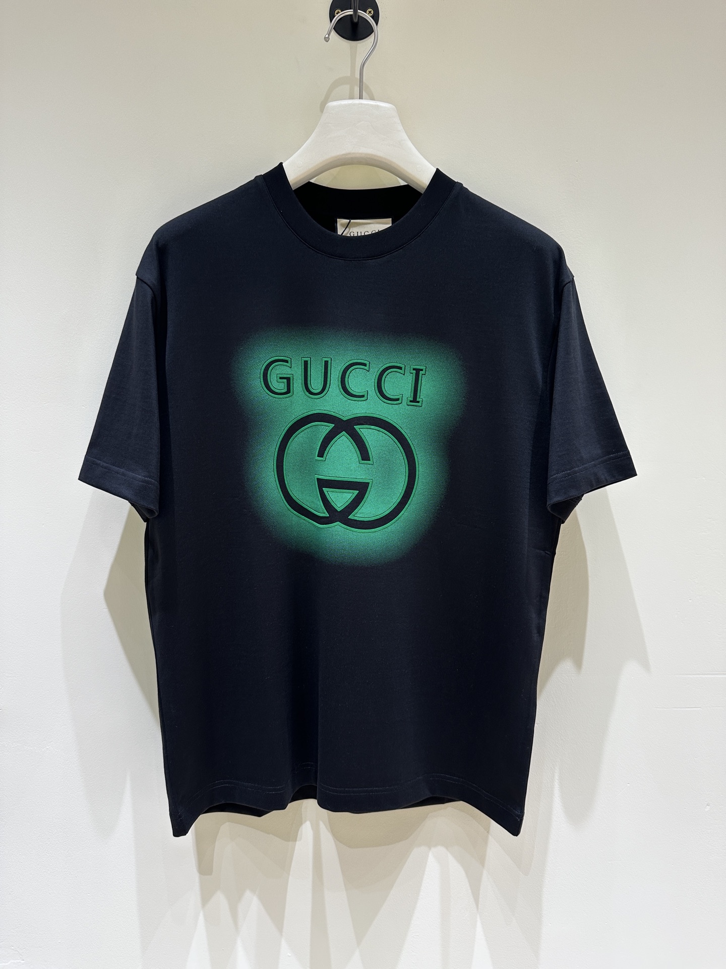 NO:416850,[New Product] T9- Gu family men's fashion pure cotton round neck short-sleeved T-shirt, Hong Kong foreign company channel goods, classic star-grade single product, new spring and summer products in 25 years, a star-grade single product!  Customers supply top-quality fabrics imported from Egypt, selected high-quality cotton raw materials in the Nile area. They are made by Italian century-old workshops, with a cotton feel, simple and versatile color matching, excellent upper body effect, very eye-catching, and no doubt about the return rate. The excellent items in the closet that improves vision, can be used for both business breathability and leisure, and it is amazing whether it is inside or alone!  Size M-XXXL Color White/Black M Size 48 Bust 106 Clothes Length 68 Sleeve Length 23, T-shirt,tees,t-shirt,alexander wang19860909【新品】 T9- Gu家族男士时装款纯棉圆领短袖T恤,香港洋行渠道货,经典明星级单品,25年春夏新品,属于明星级的一款单品！ 客供埃及进口顶级面料,甄选尼罗河区域光照极好的上等棉花原料,经过意大利百年工坊定织定染而成,棉感十足, 配色简约百搭,上身效果非常出色,非常招眼吸睛,回头率毋庸置疑,衣橱里改良视觉的绝佳单品,商务透气与出街休闲皆可驾驭,无论内搭还是单穿都非常惊艳！ 尺码M-XXXL 颜色白色/黑色 M码 48 胸围106 衣长 68 袖长23,,T-shirt,tees，t-shirt,alexander wang,Men's clothing