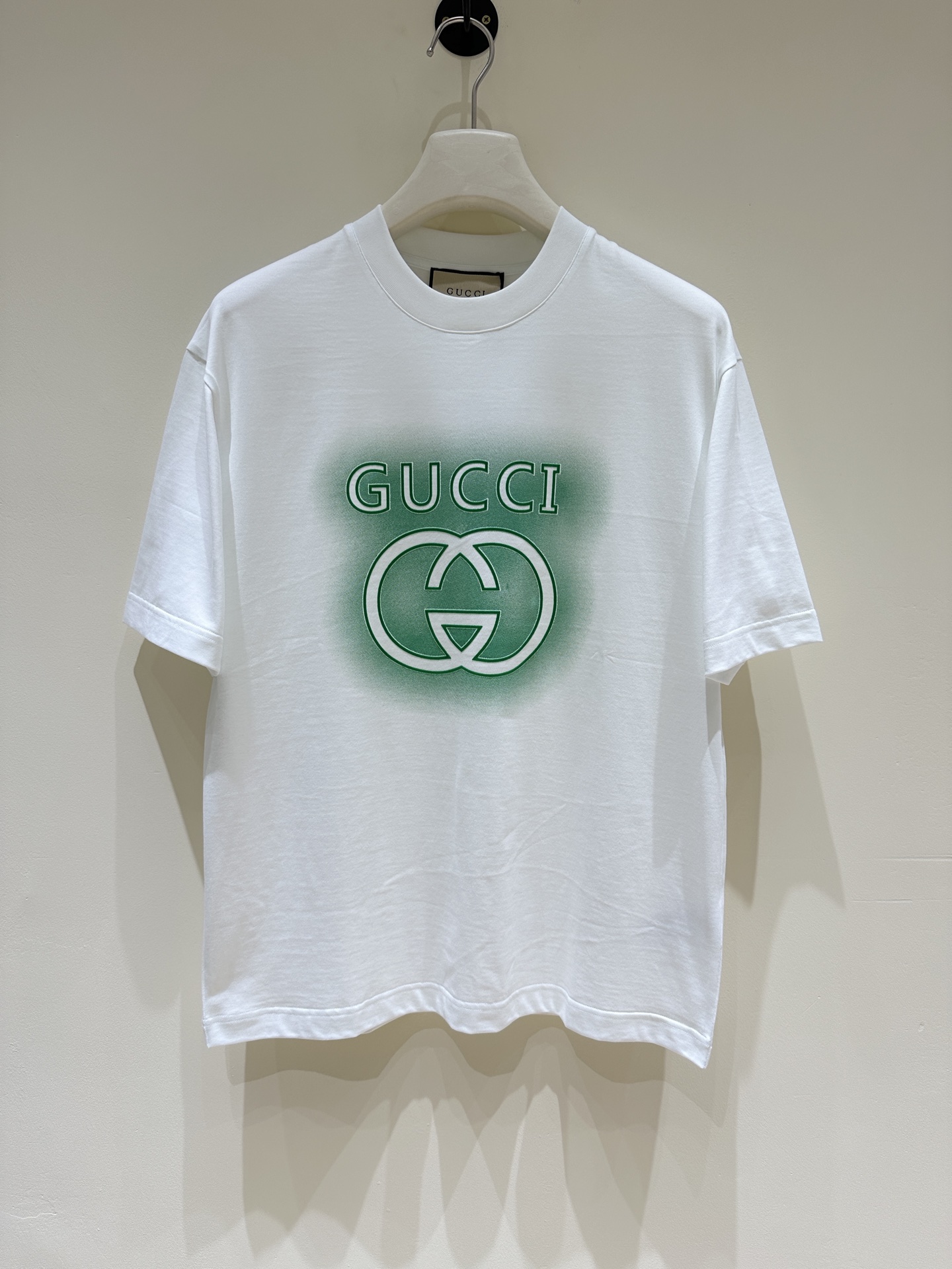 NO:137993,[New Product] Gu family men's fashion pure cotton round neck short-sleeved T-shirt, Hong Kong foreign company channel goods, classic star-grade single product, new spring and summer products in 25 years, a star-grade single product!  Customers supply top-quality fabrics imported from Egypt, selected high-quality cotton raw materials in the Nile area. They are made by Italian century-old workshops, with a cotton feel, simple and versatile color matching, excellent upper body effect, very eye-catching, and no doubt about the return rate. The excellent items in the closet that improves vision, can be used for both business breathability and leisure, and it is amazing whether it is inside or alone!  Size M-XXXL Color White/Black M Size 48 Bust 106 Clothes Length 68 Sleeve Length 23, T-shirt,tees,t-shirt,alexander wang19860909【新品】 Gu家族男士时装款纯棉圆领短袖T恤,香港洋行渠道货,经典明星级单品,25年春夏新品,属于明星级的一款单品！ 客供埃及进口顶级面料,甄选尼罗河区域光照极好的上等棉花原料,经过意大利百年工坊定织定染而成,棉感十足, 配色简约百搭,上身效果非常出色,非常招眼吸睛,回头率毋庸置疑,衣橱里改良视觉的绝佳单品,商务透气与出街休闲皆可驾驭,无论内搭还是单穿都非常惊艳！ 尺码M-XXXL 颜色白色/黑色 M码 48 胸围106 衣长 68 袖长23,,T-shirt,tees，t-shirt,alexander wang,Men's clothing