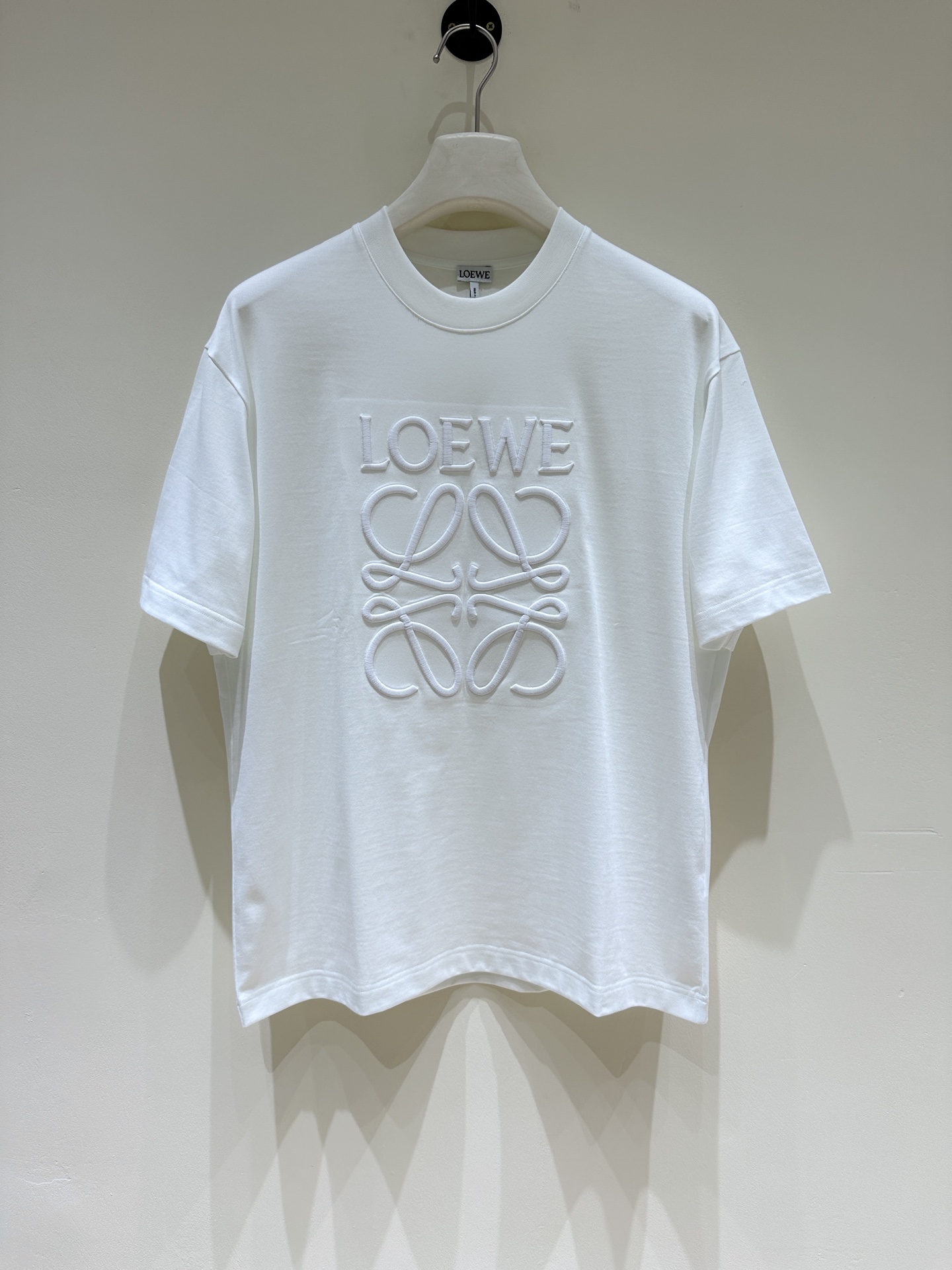 NO:137998,[New Product] LOE family men's simple round neck short-sleeved T-shirt, trading company channel goods, new summer products, official cabinets sold simultaneously, classic star-grade products!  The overall design conforms to the aesthetic design of LOE home, uses classic brand elements, perfectly follows the essence and genes of LOE home, injected with classic brand logo on the chest, and has a high-level special embroidery craft body. The visual is quite exquisite and beautiful, perfectly demonstrating the brand characteristics, with a high recognition and a very fashionable feel!  Customers supply high-end materials imported from Egypt, and select high-quality long-length cotton raw materials in the Nile area. They are very outstanding in both inner wear and single wear!  Size M-XXXL Color Black/White M Size Shoulder Width 48 Bust 106 Clothes Length 69 Sleeve Length 23,,loewe,T-shirt,tees,t-shirt,alexander wang19860909【新品】 LOE家族男士简约圆领短袖T恤,贸易公司渠道货,夏季新品,官柜同步售卖,经典明星级单品！ 整体的设计符合LOE家美学设计,运用了经典的品牌元素,完美沿袭了LOE家的精髓与基因,胸前注入了经典品牌标识,高水准特殊的刺绣工艺体,视觉颇为精致美观,完美彰显了品牌特质,辨识度极高且极具时髦感！ 客供埃及进口高级物料,甄选尼罗河区域光照极好的上等长绒棉花原料,无论内搭还是单穿都非常出彩！尺码M-XXXL 颜色黑色/白色 M码 肩宽48 胸围106 衣长69 袖长23,,loewe,T-shirt,tees，t-shirt,alexander wang,Men's clothing