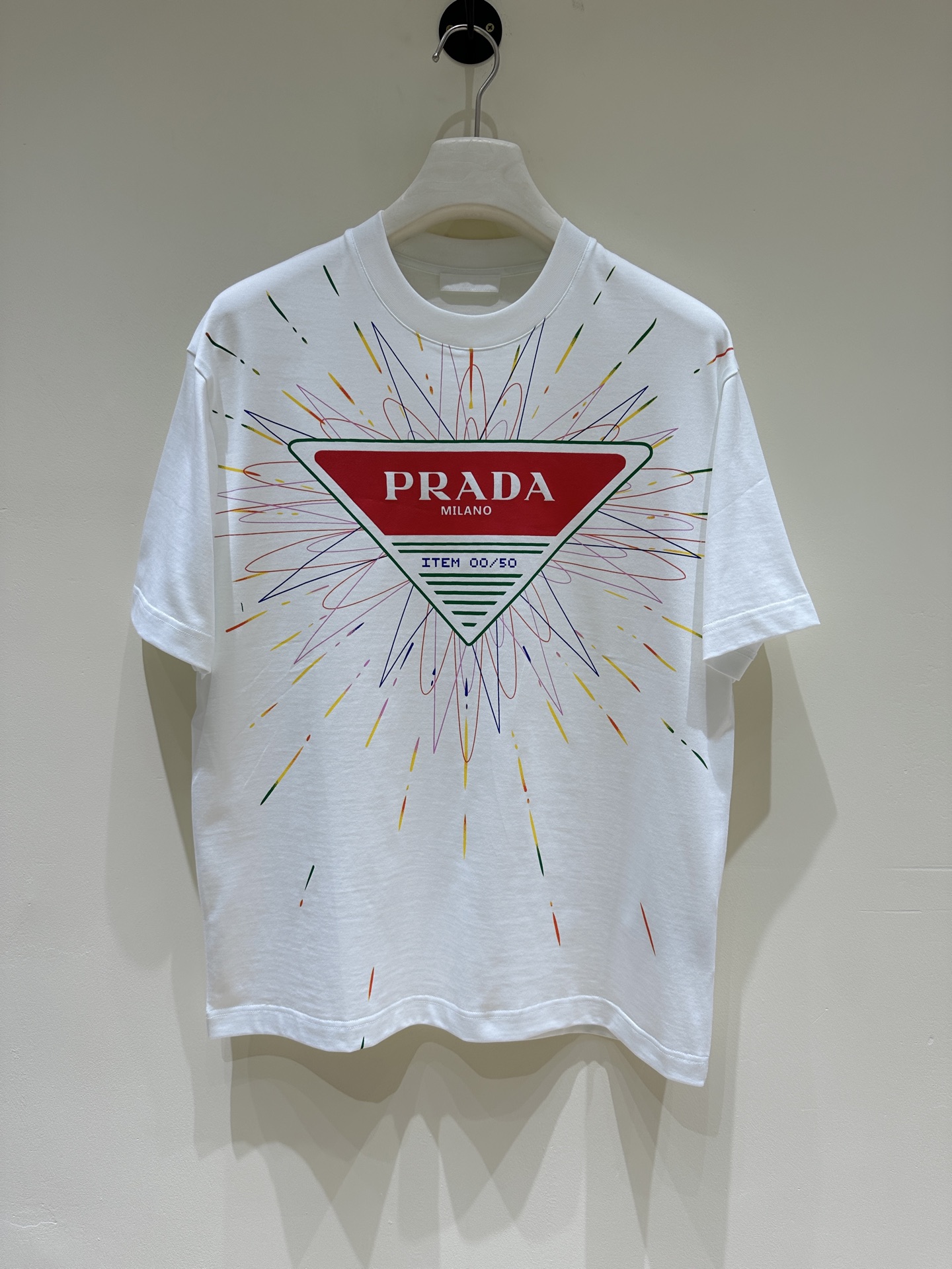 NO:137952,[New Product] PA family men's fashion casual pure cotton round neck short-sleeved T-shirt, Taiwan Yibi Trading Company Product, 25-year spring and summer new product, classic ace single product!  The essence of P-Home’s single products lies in high quality and simplicity. This belongs to its unique aesthetic culture and is also full of its own charm attributes. It is quite exquisite in design, craftsmanship and materials. It pursues quality very rigorous and harshly, and uses every detail to prove its brand image!  Customers provide top Italian fabrics. This material is invincible and luxurious. It improves the fabric attributes to the first-class level. The finger touch is soft and delicate. The comfort is subverting imagination. It is amazing. What is worthy of being more amazing is its environmental protection and breathability. This is the king of fabrics and belongs to a high level!  The color matching is basic and versatile, and it is extremely mixable. It can be easily controlled for business commuting and leisure travel. It has nothing to do with age definition and is a single item with excellent styling!  Size M-XXXL M Size Shoulder width 48 bust 106 Clothes length 69 Sleeve length 23, T-shirt,tees,t-shirt,alexander wang19860909【新品】 PA家族男士时装款休闲纯棉圆领短袖T恤,台湾意比贸易公司货,25年春夏新品,经典王牌单品！ P家的单品真谛在于高级和简约,这属于它的独特的美学文化,亦是充满自身魅力属性,无论在设计、工艺和用料方面都颇为考究,对于品质的追求非常严谨和苛刻,用每一个细节来力证自身品牌形象！ 客供意大利顶级面料,此用料无敌奢华,将面料属性提升到一流水准,指触柔软且细腻,舒适性颠覆想象,妙不可言,值得更惊艳的地方在于本身的环保性及透气性,此乃面料中的王者,属于高的境界！ 配色基础百搭,混搭性极高,商务通勤及出街休闲皆可轻松驾驭,无关年龄界定,属于造型感极佳的一款单品！ 尺码M-XXXL M码 肩宽48 胸围106 衣长69 袖长23,,T-shirt,tees，t-shirt,alexander wang,Men's clothing