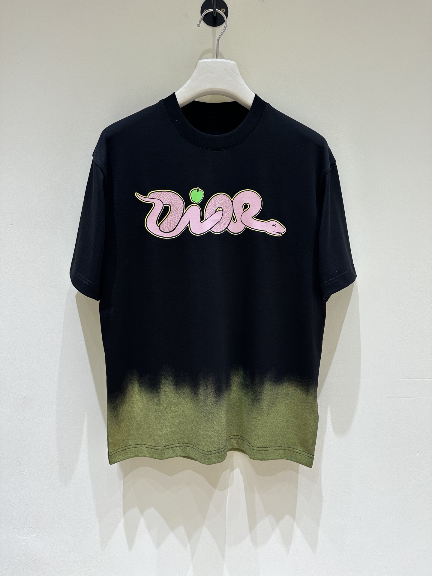 NO:137958,[New Product] DR men's pure cotton round neck short-sleeved T-shirt, trading company channel goods, platinum-grade quality, original Italian production, 25-year spring and summer new products, European regional limited series!  Exclusive hot products are sold. Both sides of the garment are spliced ​​with craftsmanship, which is relaxed and moderate, which enhances the excellent experience. The upper body has first-class effect, fashionable and elegant, and has a strong sense of elegance. It is quite outstanding whether it is worn inside or alone!  It is easy to match colors, and you can use any occasion for business and leisure. The wardrobe has excellent business and leisure, and everyone has one!  Size 48-56 Color black/white Size 48 Shoulder width 48 Bust 106 Length 68, T-shirt,tees,t-shirt,alexander wang19860909【新品】 DR男士纯棉圆领短袖T恤,贸易公司渠道货,白金级品相,意大利原厂出品,25年春夏新品,欧洲区域限定系列！独家爆款售卖 衣身双侧采用工艺拼接,松弛有度,提升了绝佳的体验,上身效果一流,时髦且优雅,儒雅气质感极强,无论内搭还是单穿都颇为出彩！轻熟百搭配色,驾驭任何场合,商务休闲皆可,衣橱商务休闲绝佳的高出勤率,人手一件！尺码48-56 颜色黑色/白色 48码 肩宽 48 胸围106衣长68,,T-shirt,tees，t-shirt,alexander wang,Men's clothing