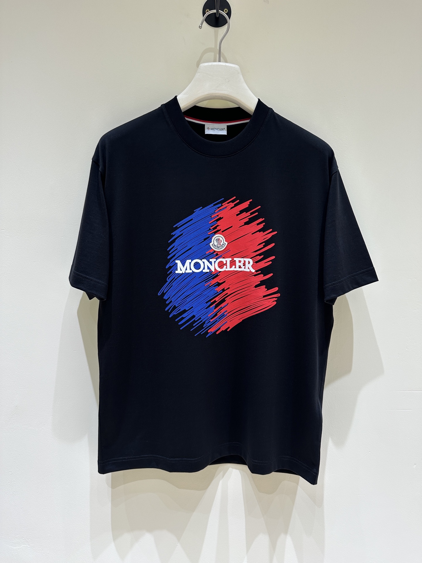 NO:137973,[New Product] Mon Home Men's high-end fashion round neck short-sleeved T-shirt, trading company channel goods, pure blood quality, new products in spring and summer in 25 years, official synchronization, customer supply of top-quality fabrics imported from Egypt, selected high-quality cotton raw materials in the Nile area, and made by Italian century-old workshops. It has a lot of cotton feeling, both comfort and breathability, extremely delicate touch, and excellent skin-friendly!  The details are excellent, the color scheme is simple and versatile, the upper body has first-class effect, fashionable and elegant, and the upper body has a full sense of temperament. It is perfect for business commuting and leisure on the street. It is quite outstanding in terms of inner wear or single wear!  Size M-XXXL M Size Shoulder width 48 Bust 106 Clothes length 68, T-shirt,tees,t-shirt,alexander wang19860909【新品】Mon家男士高端时装款圆领短袖T恤,贸易公司渠道货,纯正血统品质,25年春夏新品,官方同步, 客供埃及进口顶级面料,甄选尼罗河区域光照极好的上等棉花原料,经过意大利百年工坊定织定染而成,棉感十足,舒适性与透气性兼备,触感极为细腻,亲肤性绝佳！ 细节处理非常出色,配色简约百搭,上身效果一流,时髦且优雅,上身气质感十足,商务通勤与出街休闲完美驾驭,无论内搭还是单穿都颇为出彩！尺码M-XXXL M码 肩宽48 胸围106 衣长68,,T-shirt,tees，t-shirt,alexander wang,Men's clothing