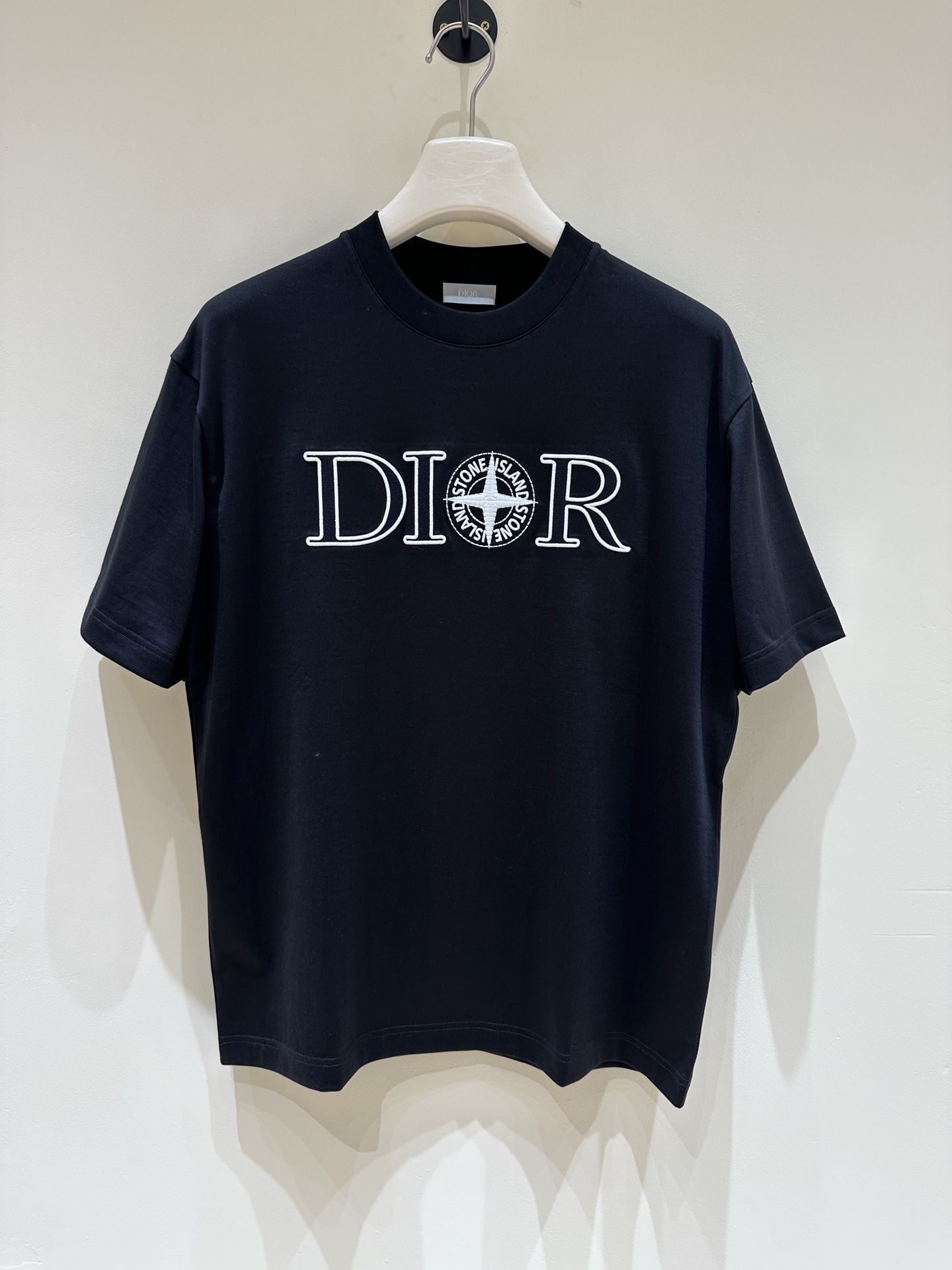 NO:137964,[New Product] DR and Island jointly signed the iconic printed T-shirt and O-factory. The new spring and summer products are juxtaposed with the classic logo of the two major brands of DR and Island. They use thermal transfer technology and laser cutting technology to ensure smooth and smooth edges. The island logo is replaced by DR's O letter on the back, cleverly intertwining the two brand logos, which is an interpretation of the essence of the joint name and a response to the 