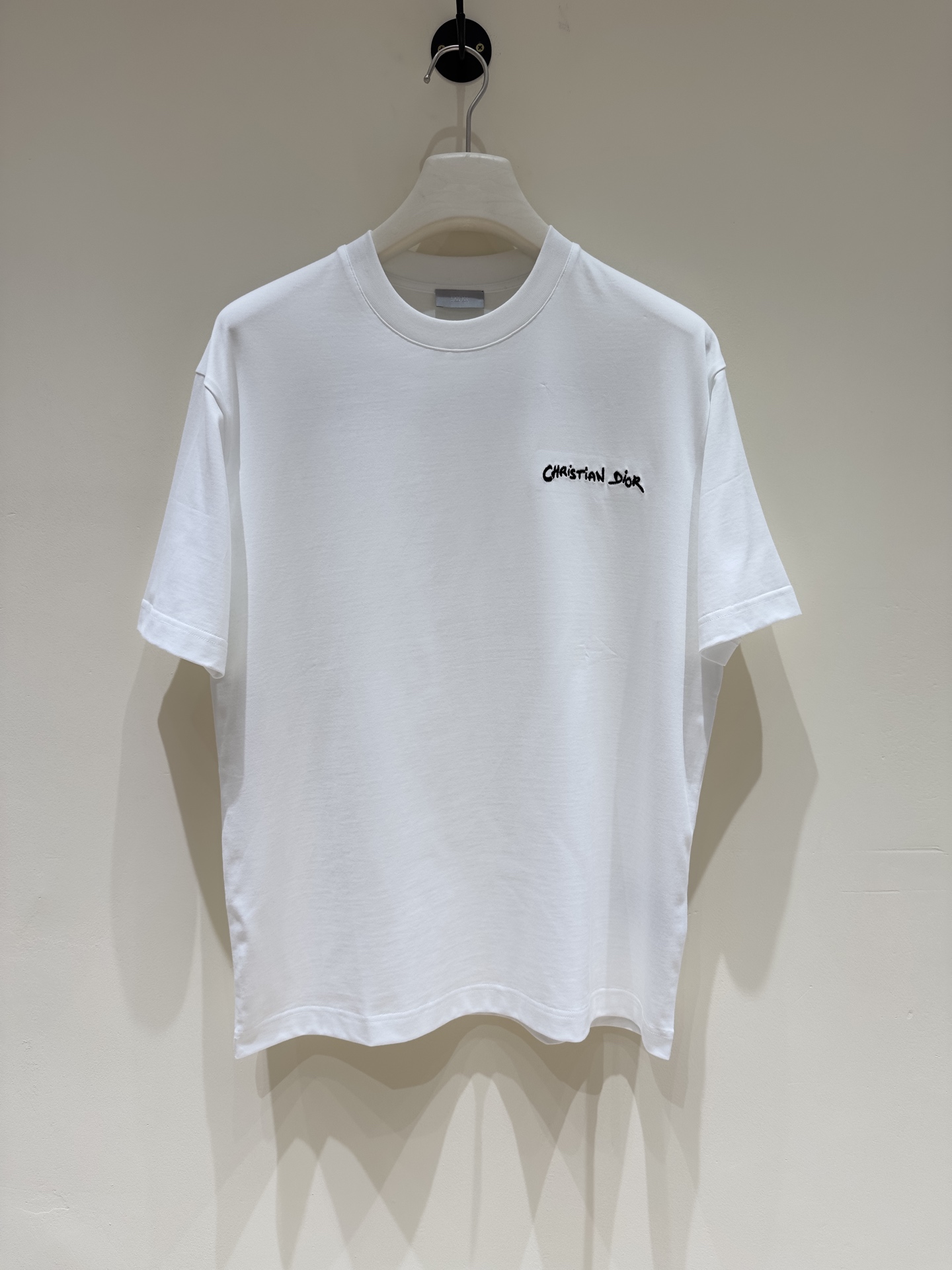 NO:137988,[New Product] CD Home 2025 new embroidered round neck short-sleeved T-shirt, classic silhouette round neck design, simple and exciting, and a luxury that keeps pace with the times. Knitted cotton fabric, breathable and comfortable texture. The overall cut is perfect to show the three-dimensional style. The cuff neckline comes with a worn design to show personality and fashion... The chest displays the 1947 logo printing label, the sewing design is exquisite and fashionable, paying tribute to the classic inheritance. The sleeves and arms are spliced ​​to create a trendy casual and fashionable look, and a loose fit!  Size M-XXXL Color White/Black M Size Shoulder Width 50 Bust 108 Clothes Length 68 Sleeve Length 22,,dior,T-shirt,tees,t-shirt,alexander wang19860909【新品】 CD家2025新款刺绣圆领短袖T恤 经典廓形圆领设计 简约不失精彩 与时俱进的奢感.针织棉质面料,质感透气舒适.整体裁剪完美无缺的彰显立体风范.袖口领口自带磨破设计彰显个性时尚…胸前展示1947标识印花标签 缝制设计精美时尚,致敬经典传承.袖臂拼接针织饰条打造潮流休闲时尚造型 宽松版型！尺码M-XXXL 颜色白色/黑色 M码肩宽50 胸围108 衣长68 袖长22,,dior,T-shirt,tees，t-shirt,alexander wang,Men's clothing