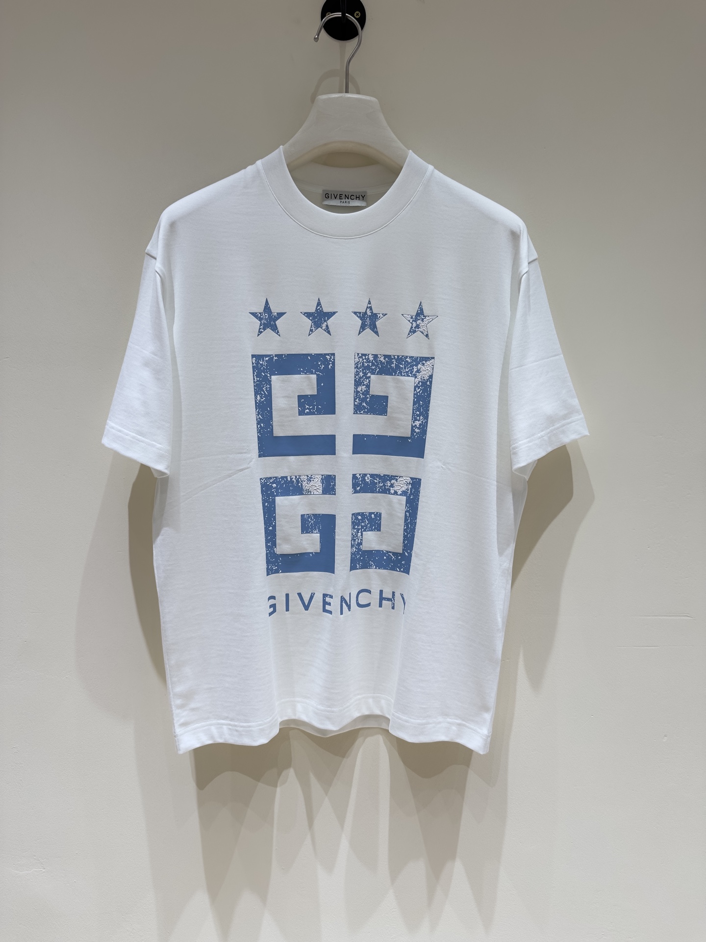 NO:137967,【New Product】GVC25 Spring and Summer New HG Pattern Five-pointed Star Print Short-Sleeve T-shirt This season inspired by the first letter of Mr. G’s personal home items. This season created new brand elements. Using elegant and curved 'HG’, the design of printed and embroidered is superimposed on the brand logo to create Ji Xi’s new men’s wardrobe. Customer-supplied cotton material, the fabric is solid, the feel is soft, the body is crisp and stylish, and the loose OS style is cut, which meets the current trendy ICOM wear needs. Size M-XXXL Color black/white M size shoulder width 50 bust 106 Clothes length 68 Sleeve length 22, T-shirt,tees, t-shirt,alexander wang19860909【新品】GVC25春夏新款HG花纹五角星印花短袖T恤 这季G先生个人家居物品上的姓名首字母的启发,这一季创造了新的品牌元素,使用优雅弯曲的’HG’,用印花和刺绣的设计叠加品牌Logo的呈现,打造纪*希全新男士衣橱.客供全棉材质,面料质感扎实,手感柔软着身挺括有型,宽松OS版型裁剪,符合当下潮流ICOM的穿搭需求.尺码M-XXXL 颜色黑色/白色 M码 肩宽50 胸围106 衣长68 袖长22,,T-shirt,tees，t-shirt,alexander wang,Men's clothing