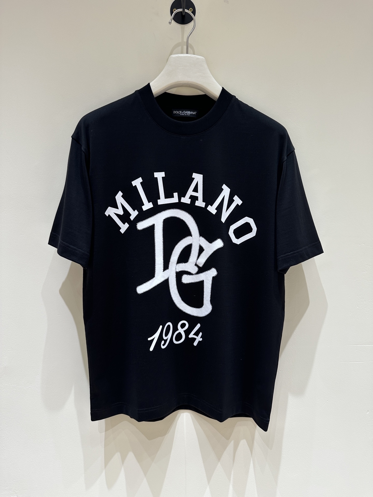 NO:137970,[New Product] DG Trading Company's commercial product, pure blood quality, top luxury high-end products, 25 years of official new products, exclusively sold!  The whole body styling design still adheres to the DG family's consistent fashion proposition, explaining the fashion aesthetics to light luxury and high-end. The chest retains the nameplate logo made of classic leather and alloy. The effect is very eye-catching, shocking and full of luxury, with distinct recognition, and strongly posits the brand identity. The whole body designer uses LOGO patterns to perform unique innovative interpretations, and integrates it into the fabric with a fixed weaving process, which is natural!  Customers supply high-end materials imported from Egypt, select high-quality long-length cotton raw materials in the Nile area, and are made by Italian century-old workshops, with invincible breathability and ultimate luxury enjoyment!  Size M-XXXL Color White/Black M Size Shoulder Width 50 Bust 106 Clothes Length 68 Sleeve Length 23, Dolce & Gabbana,gucci,alexander wang19860909【新品】 DG贸易公司商行货,纯正血统品质,顶奢高级产物,25年官方新品,独家售卖！ 通体造型设计依然秉承了DG家族一贯的时尚主张,将时装美学阐释出轻奢与高级感,胸前保留了经典皮革与合金打造的铭牌标识,效果非常吸睛震撼充满奢华感,辨识度鲜明,有力标榜了品牌身份,通身设计师运用LOGO图案进行别具一格的创新演绎,以定织工艺融于面料中,浑然天成！ 客供埃及进口高级物料,甄选尼罗河区域光照极好的上等长绒棉花原料,经过意大利百年工坊定织定染而成,透气性亦无敌优越,奢华极致享受！ 尺码M-XXXL 颜色白色/黑色 M码肩宽50 胸围106 衣长68 袖长23,,Dolce&Gabbana,gucci,alexander wang,Men's clothing