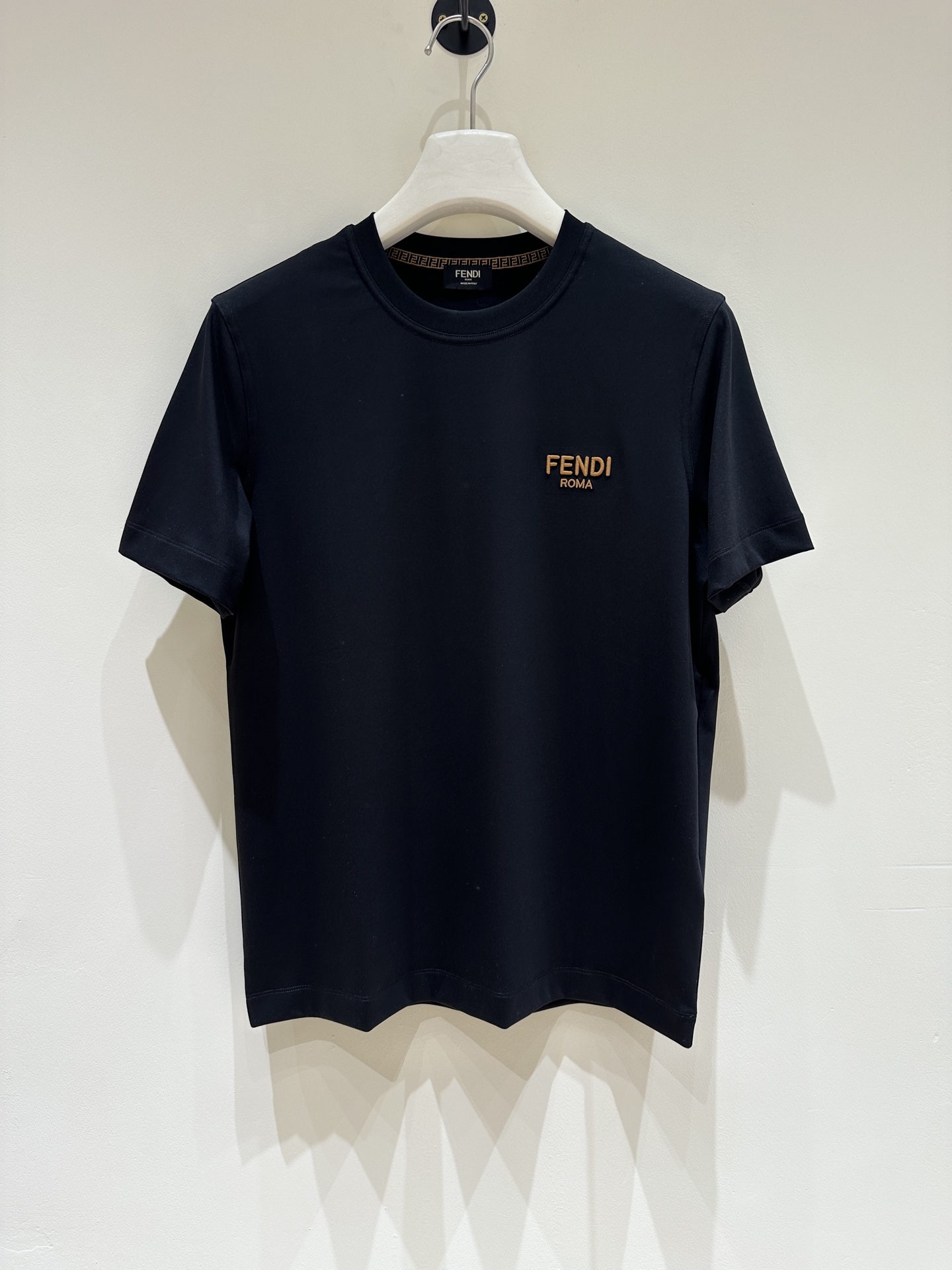 NO:137982,【New Product】 2025 Spring and Summer Fe*di Roma Embroidery Logo Short Sleeve T-shirt Simple and streamlined proportional cut short T, fashionable and dynamic highlights youthful vitality. Customer-supplied knitted cotton material, delicate and rich texture is higher than ordinary knitted cotton. It is comfortable, breathable and not stuffy. A versatile product for single-wearing inner wear. The new bright yellow FD Roma logo is made of flocking technology, with a tight and thick texture, and a strong three-dimensional sense that shows fashion charm, and the micro-contour design reflects laziness and casualness. Size M-XXXL Color black/white M size shoulder width 43 bust 100 Clothes length 67 Sleeve length 21, T-shirt,tees,t-shirt,alexander wang19860909【新品】 2025春夏Fe*di Roma刺绣标识短袖T恤 简约精简的比例化裁剪短T,时尚动感彰显年轻活力. 客供针织棉材质,细腻丰润的质感高于普通材质的针织棉.舒爽透气不闷热.单穿内搭的百搭圣品. 全新明黄色FD Roma标识采用植绒工艺制作,质感紧密厚实,立体感强彰显时尚魅力,微廓形设计体现慵懒随性.尺码M-XXXL 颜色黑色/白色 M码肩宽43 胸围100 衣长67 袖长21,,T-shirt,tees，t-shirt,alexander wang,Men's clothing