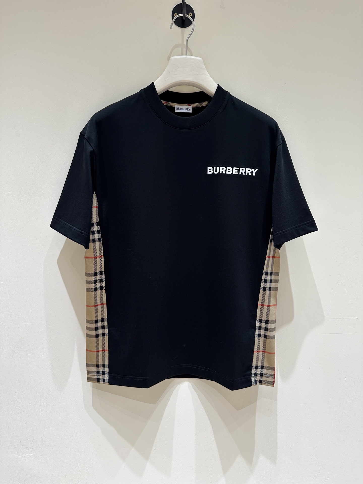 NO:137992,[New Product] Plaid Family Men's Fashion versatile round neck short-sleeved T-shirt, Hong Kong Foreign Business Channel Product, high-end Portuguese OEM, 25-year spring and summer new product, classic ace main product!  Customers supply high-end Egypt imported top-grade fabrics, selected high-quality cotton raw materials in the Nile area, and were made by a century-old workshop in England. It has a full sense of cotton, perfect comfort and breathability, extremely delicate touch, and excellent skin-friendly!  The two sides of the garment are spliced ​​with knitting technology, which is loose and moderate, which enhances the excellent experience. The upper body has first-class effect, fashionable and elegant, and has a strong sense of elegance. It is quite outstanding whether it is worn inside or alone!  It is easy to match colors, and you can use any occasion for business and leisure. The wardrobe has excellent business and leisure, and everyone has one!  Size M-XXXL Color Black/White M Size Shoulder Width 50 Bust 106 Clothes Length 68 Sleeve Length 22, T-shirt,tees,t-shirt,alexander wang19860909【新品】 格纹世家男士时装款百搭圆领短袖T恤,香港洋行渠道货,高端葡萄牙代工出品,25年春夏新品,经典王牌主打单品！ 客供高级埃及进口顶级面料,甄选尼罗河区域光照极好的上等棉花原料,经过英格兰百年工坊定织定染而成,棉感十足,舒适性与透气性完美兼备,触感极为细腻,亲肤性绝佳！ 衣身双侧采用针织工艺拼接,松弛有度,提升了绝佳的体验,上身效果一流,时髦且优雅,儒雅气质感极强,无论内搭还是单穿都颇为出彩！轻熟百搭配色,驾驭任何场合,商务休闲皆可,衣橱商务休闲绝佳的高出勤率,人手一件！尺码M-XXXL 颜色黑色/白色 M码肩宽50 胸围 106 衣长68 袖长22,,T-shirt,tees，t-shirt,alexander wang,Men's clothing