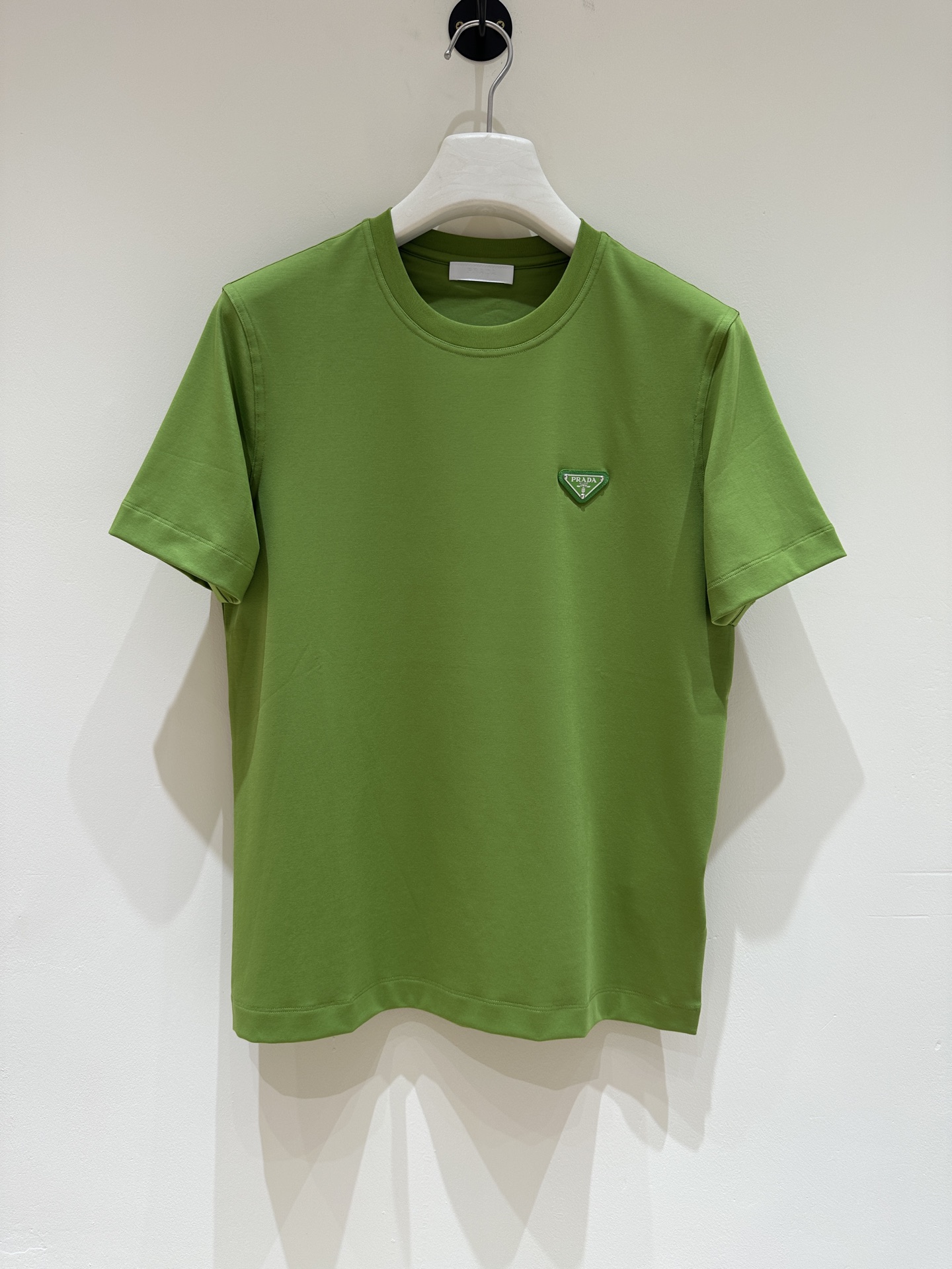 NO:137997,[New Product] PA family men's fashion casual pure cotton round neck short-sleeved T-shirt, Taiwan Yibi Trading Company Product, 25-year spring and summer new product, classic ace single product!  The essence of P-Home’s single products lies in high quality and simplicity. This belongs to its unique aesthetic culture and is also full of its own charm attributes. It is quite exquisite in design, craftsmanship and materials. It pursues quality very rigorous and harshly, and uses every detail to prove its brand image!  The whole body styling design continues the aesthetic tone of the P family. Although it is simple, it strongly highlights the fashion sense of the single product. The chest is injected with an iconic brand logo and is created and presented using advanced advanced 3D three-dimensional technology. It is quite exquisite and advanced presentation, which perfectly demonstrates the brand identity and image and enriches the overall visual beauty!  Customers provide top Italian fabrics. This material is invincible and luxurious. It improves the fabric attributes to the first-class level. The finger touch is soft and delicate. The comfort is subverting imagination. It is amazing. What is worthy of being more amazing is its environmental protection and breathability. This is the king of fabrics and belongs to a high level!  The color matching is basic and versatile, with extremely high mixing and matching, and can be easily controlled for both business and leisure. It has nothing to do with age definition and is a single item with excellent styling!  Size M-XXXL size 48 shoulder width 43 bust 100 clothes length 66 sleeve length 22, T-shirt,tees,t-shirt,alexander wang19860909【新品】PA家族男士时装款休闲纯棉圆领短袖T恤,台湾意比贸易公司货,25年春夏新品,经典王牌单品！ P家的单品真谛在于高级和简约,这属于它的独特的美学文化,亦是充满自身魅力属性,无论在设计、工艺和用料方面都颇为考究,对于品质的追求非常严谨和苛刻,用每一个细节来力证自身品牌形象！ 通体造型设计延续了P家族的美学基调,虽简却有力凸显了单品的时尚感,胸前注入了标志性品牌标识,采用高级先进3D立体工艺打造呈现,颇为精致且高级的呈现,完美彰显了品牌身份及形象,且丰富了整体视觉美感！ 客供意大利顶级面料,此用料无敌奢华,将面料属性提升到一流水准,指触柔软且细腻,舒适性颠覆想象,妙不可言,值得更惊艳的地方在于本身的环保性及透气性,此乃面料中的王者,属于高的境界！ 配色基础百搭,混搭性极高,商务休闲皆可轻松驾驭,无关年龄界定,造型感极佳的一款单品！尺码M-XXXL 48码 肩宽43胸围100衣长66 袖长22,,T-shirt,tees，t-shirt,alexander wang,Men's clothing