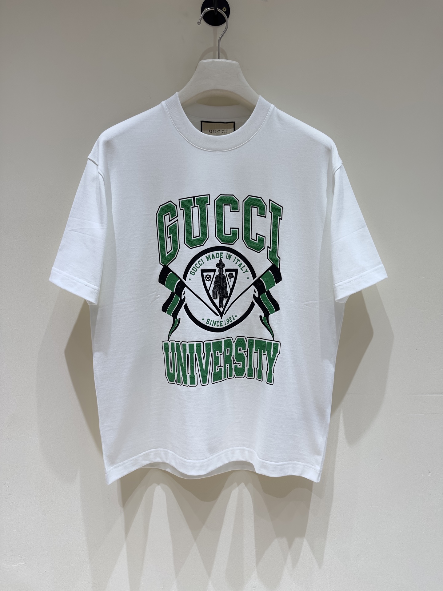 NO:138002,[New Product] Gu Home Fashion Pure Cotton Round Neck Short-Sleeve T-shirt, Hong Kong Foreign Business Channel Product, Classic Star-rated Product, 25-year Spring and Summer New Product, Star-rated Product!  A platinum-grade item with a very luxurious design, a T-shirt that meets the aesthetic tone of Gu's home. It is decorated with an iconic brand logo on the chest. It is presented with exquisite three-dimensional embossing technology and is equipped with classic contrasting elements. It strongly represents the brand identity, is a soul-like annotation, and greatly enriches the visual beauty!  Customers supply top-quality fabrics imported from Egypt, selected high-quality cotton raw materials in the Nile area, and were made by Italian century-old workshops. They have a lot of cotton feel, both comfort and breathability, extremely delicate touch, and excellent skin-friendly!  The upper body effect is excellent, very eye-catching, and the return rate is undoubtedly. The excellent item in the closet that improves vision is very handsome whether it is worn inside or alone!  Size M-XXXL Color Black/White M Size Shoulder Width 50 Bust 104 Clothes Length 68 Sleeve Length 22, T-shirt,tees,t-shirt,alexander wang19860909【新品】Gu家时装款纯棉圆领短袖T恤,香港洋行渠道货,经典明星级单品,25年春夏新品,明星级的一款单品！ 极具奢华设计的一枚白金级单品,符合Gu家美学基调的一款T恤,胸前饰有标志性品牌标识,以精美的立体压纹工艺呈现,搭载经典撞色元素,有力标榜了品牌身份,属于灵魂性的注释,且极大丰富了视觉美感！ 客供埃及进口顶级面料,甄选尼罗河区域光照极好的上等棉花原料,经过意大利百年工坊定织定染而成,棉感十足,舒适性与透气性兼备,触感极为细腻,亲肤性绝佳！ 上身效果非常出色,非常招眼吸睛,回头率毋庸置疑,衣橱里改良视觉的绝佳单品,无论内搭还是单穿都爆帅十足！尺码M-XXXL 颜色黑色/白色 M码肩宽50 胸围104 衣长68袖长22,,T-shirt,tees，t-shirt,alexander wang,Men's clothing