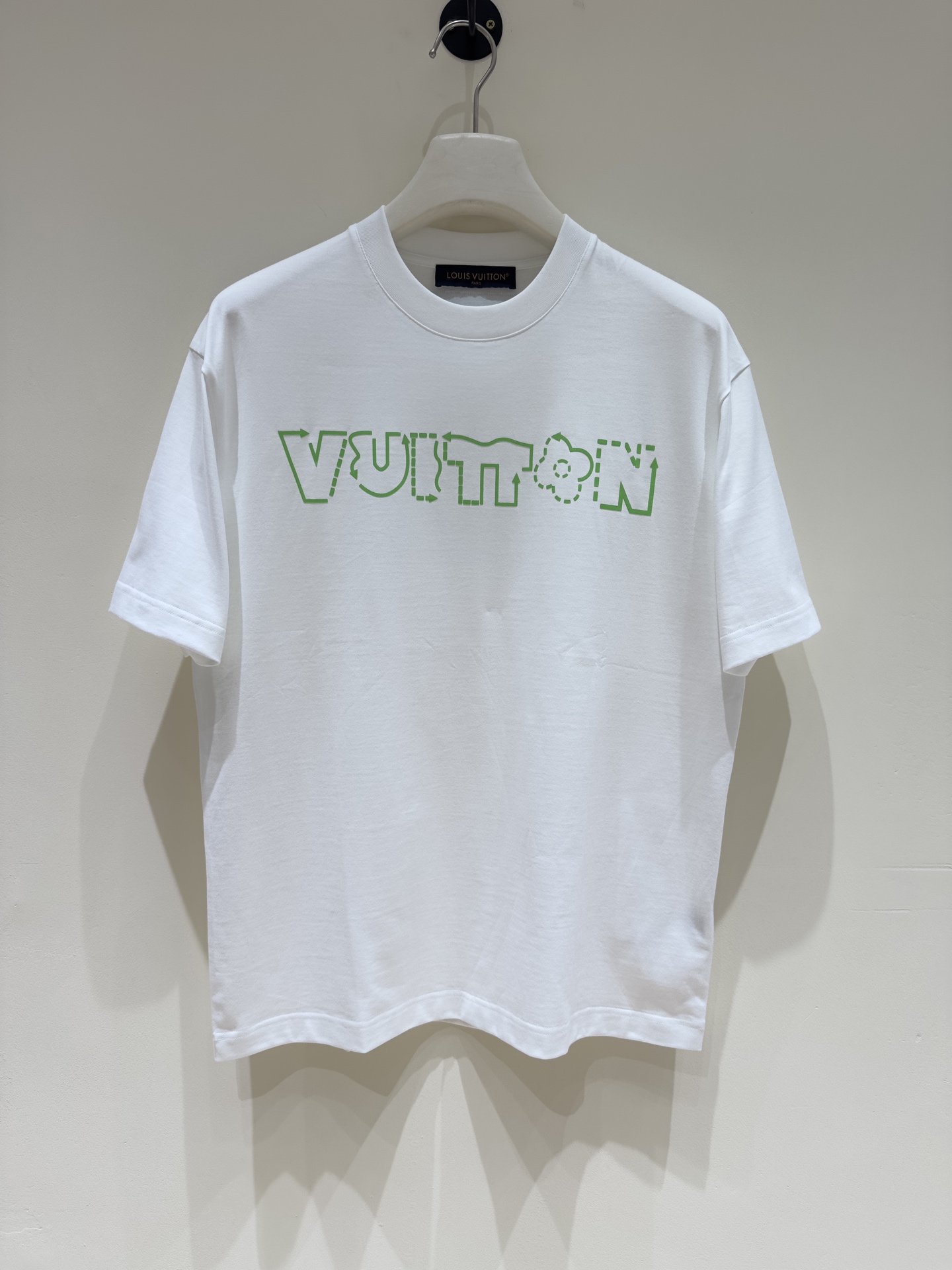 NO:137961,[New product V Deng family men's high-end fashion round neck short-sleeved T-shirt, Hong Kong foreign company channel goods, high-end platinum-grade products, 25-year spring and summer new products, classic popular products!  Super high version!  !  Customers supply top-quality fabrics imported from Egypt, selected high-quality cotton raw materials in the Nile area, and made with high-quality woven and dyed by Italian century-old workshops. It has a lot of cotton feel, both comfort and breathability, extremely delicate touch, and excellent skin-friendly!  The first-class quality, the upper body effect is excellent, the mixing and matching is extremely high, the casual trendy outing is very eye-catching, and the most beautiful piece is a piece of styling, both inside and alone, and it is very eye-catching!  Size M-XXXL Color Black/White M Size Shoulder width 50 bust 106 length 68 sleeve length 22, T-shirt,tees,t-shirt,alexander wang19860909【新品V登家族男士高端时装款圆领短袖T恤,香港洋行渠道货,高奢品鉴白金级单品,25年春夏新品,经典人气单品！超高版本！！ 客供埃及进口顶级面料,甄选尼罗河区域光照极好的上等棉花原料,高克重打造,经过意大利百年工坊定织定染而成,棉感十足,舒适性与透气性兼备,触感极为细腻,亲肤性绝佳！ 品相一流,上身效果超赞,混搭性极高,出街休闲潮搭非常吸睛,拗造型绝佳单品,无论内搭还是单穿都非常招眼出色！尺码M-XXXL 颜色黑色/白色 M码 肩宽50胸围106衣长68 袖长22,,T-shirt,tees，t-shirt,alexander wang,Men's clothing