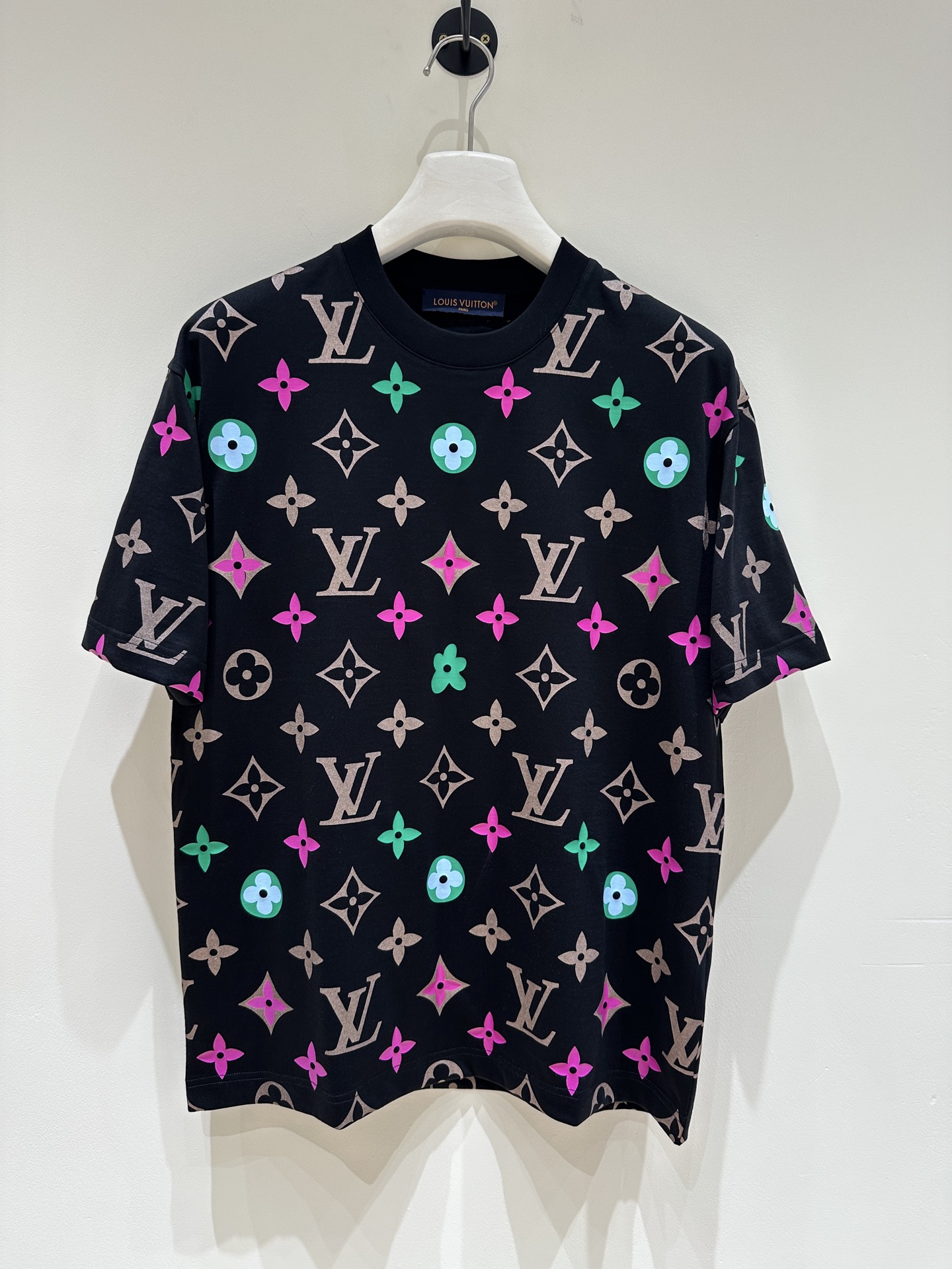 NO:416831,[New Product] T9- V Deng family men's high-end fashion round neck short-sleeved T-shirt, Hong Kong foreign company channel goods, high-end platinum-grade products, 24l5 spring and summer new products, classic popular products!  Super high version!  !  Customers supply top-quality fabrics imported from Egypt, selected high-quality cotton raw materials in the Nile area, and made with high-quality woven and dyed by Italian century-old workshops. It has a lot of cotton feel, both comfort and breathability, extremely delicate touch, and excellent skin-friendly!  The first-class quality, the upper body effect is excellent, the mixing and matching is extremely high, the casual trendy outing is very eye-catching, and the most beautiful piece is a piece of styling, both inside and alone, and it is very eye-catching!  Size M-XXXL Color White/Black Size M Shoulder width 50 bust 106 length 66 sleeve length 22, T-shirt,tees,t-shirt,alexander wang19860909【新品】T9- V登家族男士高端时装款圆领短袖T恤,香港洋行渠道货,高奢品鉴白金级单品,24l5年春夏新品,经典人气单品！超高版本！！ 客供埃及进口顶级面料,甄选尼罗河区域光照极好的上等棉花原料,高克重打造,经过意大利百年工坊定织定染而成,棉感十足,舒适性与透气性兼备,触感极为细腻,亲肤性绝佳！ 品相一流,上身效果超赞,混搭性极高,出街休闲潮搭非常吸睛,拗造型绝佳单品,无论内搭还是单穿都非常招眼出色！尺码M-XXXL 颜色白色/黑色 M码 肩宽50胸围106衣长66 袖长22,,T-shirt,tees，t-shirt,alexander wang,Men's clothing