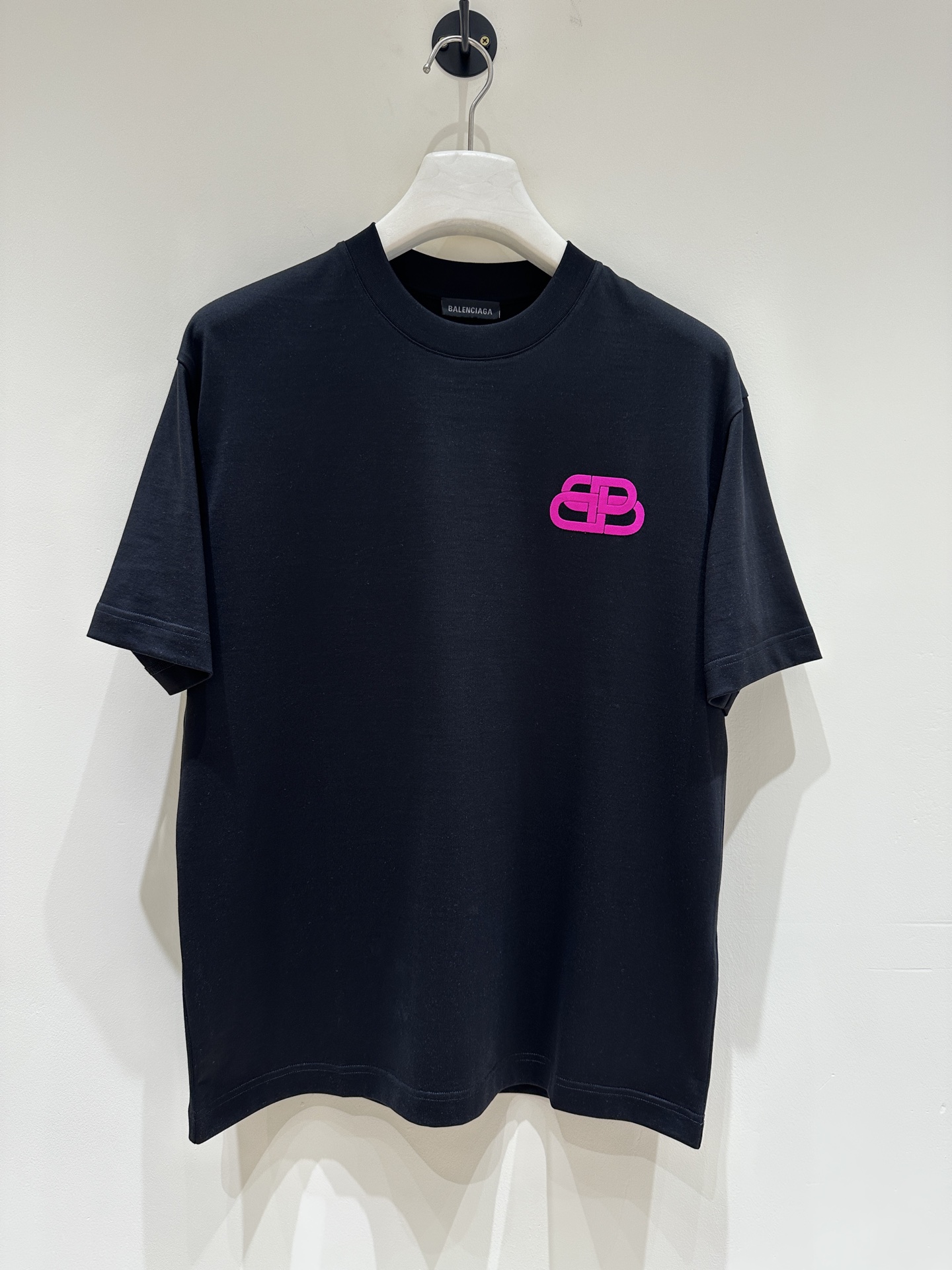 NO:416841,[New Product] T9- BAL fashion style loose version pure cotton round neck short-sleeved T-shirt, Hong Kong foreign company channel goods, new products for spring and summer in 25 years, pure blood quality, popular hot models in buyers' stores, high-end limited edition models!  !  Exclusive sale!  !  Customers supply top-quality fabrics imported from Egypt, select high-quality cotton raw materials in the Nile area. After a century-old workshop, it is made by weaving and dyeing. It adopts enzyme washing technology to transform the fabric into a very comfortable and textured characteristic. In addition, it has a lot of cotton feel, very high weight, and has excellent breathability!  Size M-XXXL Color White/Black M Size Shoulder Width 50 Bust 106 Clothes Length 66 Sleeve Length 22, T-shirt,tees,t-shirt,alexander wang19860909【新品】T9- BAL时装款宽松版纯棉圆领短袖T恤,香港洋行渠道货,25年春夏新品,纯正血统品质,买手店里的人气热款,高级限量款！！独家售卖！！ 客供埃及进口顶级面料,甄选尼罗河区域光照极好的上等棉花原料,经过百年工坊重磅定织定染而成,采用酵素洗工艺,将面料蜕变成非常舒适且质感十足的特质,此外棉感十足,非常高克重,透气性优越！尺码M-XXXL 颜色白色/黑色 M码肩宽50 胸围106 衣长66 袖长22,,T-shirt,tees，t-shirt,alexander wang,Men's clothing