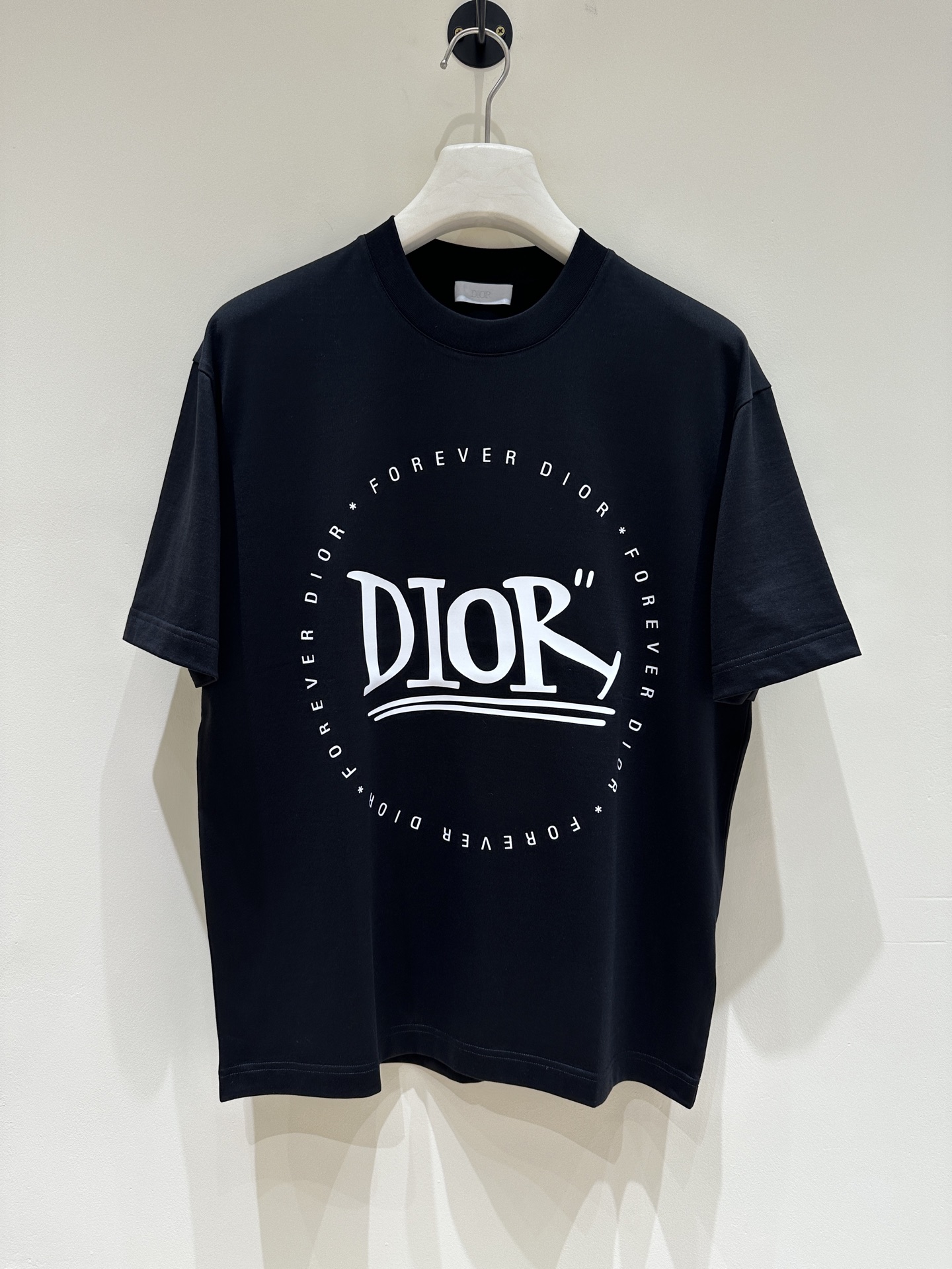 NO:416837,[New Product] T9- CD Home 2025 new embroidered round neck short-sleeved T-shirt, classic silhouette round neck design, simple and exciting, and a luxury that keeps pace with the times. Knitted cotton fabric, breathable and comfortable texture. The overall cut is perfect to show the three-dimensional style. The cuff neckline comes with a worn design to show personality and fashion... The chest displays the DR logo printed label, the sewing design is exquisite and fashionable, paying tribute to the classic inheritance. Loose style!  Size M-XXXL Color White/Black M Size Shoulder Width 50 Bust 106 Long 68 Sleeve Length 22, Dior, T-shirt,tees, t-shirt,alexander wang19860909【新品】T9- CD家2025新款刺绣圆领短袖T恤 经典廓形圆领设计 简约不失精彩 与时俱进的奢感.针织棉质面料,质感透气舒适.整体裁剪完美无缺的彰显立体风范.袖口领口自带磨破设计彰显个性时尚…胸前展示DR标识印花标签 缝制设计精美时尚,致敬经典传承.宽松版型！ 尺码M-XXXL 颜色白色/黑色 M码肩宽50 胸围106衣长68 袖长22,,dior,T-shirt,tees，t-shirt,alexander wang,Men's clothing