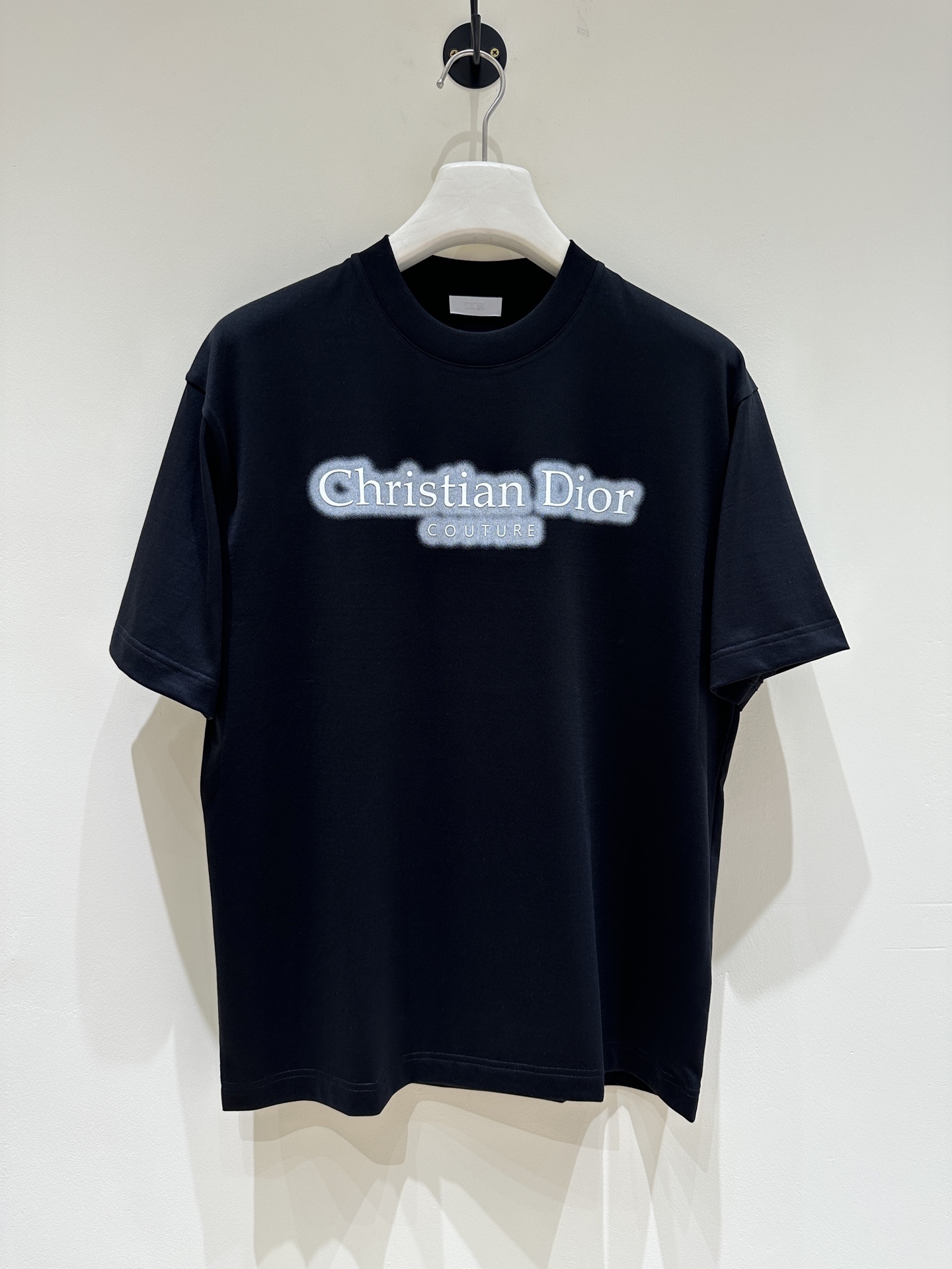 NO:416858,[New Product] T9- CD family men's fashion round neck short-sleeved T-shirt, trading company foreign products, heavy and high-end heart-to-heart products, 25-year spring and summer series, super star-grade TOP items!  Customers supply top-quality fabrics imported from Egypt, selected high-quality cotton raw materials in the Nile area, and were made by Italian century-old workshops. They have a lot of cotton feel, both comfort and breathability, extremely delicate touch, and excellent skin-friendly!  The details are exquisite and exquisite, with a ribbed round neck embellishment, the upper body effect is excellent, the mixing and matching is extremely high, the casual and trendy match is very eye-catching, simple and fashionable, and it is very eye-catching, whether it is inner or single-fitting!  Size M-XXXL Color White/Black M Size Shoulder Width 50 Bust 106 Long 66 Sleeve Length 22, Dior, T-shirt,tees, t-shirt,alexander wang19860909【新品】T9- CD家族男士时装款圆领短袖T恤,贸易公司洋行货,重磅高级心水之物,25年春夏系列,超级明星级TOP单品！ 客供埃及进口顶级面料,甄选尼罗河区域光照极好的上等棉花原料,经过意大利百年工坊定织定染而成,棉感十足,舒适性与透气性兼备,触感极为细腻,亲肤性绝佳！ 细节精湛考究,罗纹圆领设计点缀,上身效果超赞,混搭性极高,休闲潮搭非常吸睛,简约且时髦,无论内搭还是单穿都非常招眼出色！尺码M-XXXL 颜色白色/黑色 M码肩宽50胸围106衣长66袖长22,,dior,T-shirt,tees，t-shirt,alexander wang,Men's clothing