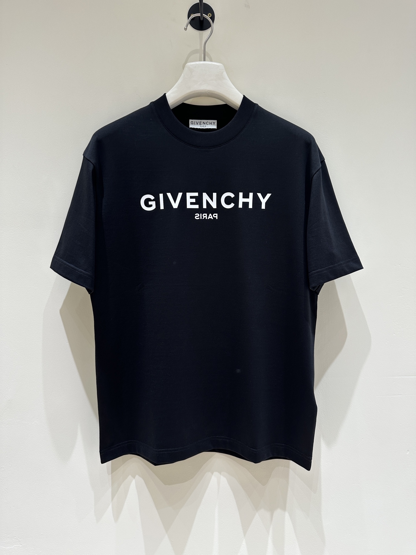 NO:416863,[New Product] T9- GIV men's fashion loose version round neck short-sleeved T-shirt, trading company's foreign products, new products for spring and summer in 25 years, star-level popular items!  A single item with great GIV family characteristics has a full sense of design. The overall shape incorporates the signature elements of the main brand. The chest is injected with the iconic brand logo body, which is presented with heavy and exquisite embroidery. It is equipped with the entire irregular LOGO print on the back piece, and the visual is quite personalized, artistic and fashionable!  The fashionable and loose tailoring is excellent in the upper body, very eye-catching, and the return rate is unquestionable. The excellent item in the closet that improves vision is very handsome whether it is fitted inside or worn alone!  Size M-XXXL M Size Shoulder Width 50 Bust 106 Long 66 Sleeve Length 22, T-shirt,tees,t-shirt,alexander wang19860909【新品】T9- GIV男士时装款宽松版圆领短袖T恤,贸易公司洋行货,25年春夏新品,明星级人气单品！ 极具GIV家族特色的一款单品,设计感十足,整体造型融入了当家招牌元素,胸前注入了标志性品牌标识体,以重磅精美刺绣打造呈现,搭载后片整幅不规则LOGO印花,视觉颇具个性艺术化且时髦腔调！ 时尚宽松剪裁,上身效果非常出色,非常招眼吸睛,回头率毋庸置疑,衣橱里改良视觉的绝佳单品,无论内搭还是单穿都爆帅十足！ 尺码M-XXXL M码 肩宽50 胸围106衣长66袖长22,,T-shirt,tees，t-shirt,alexander wang,Men's clothing