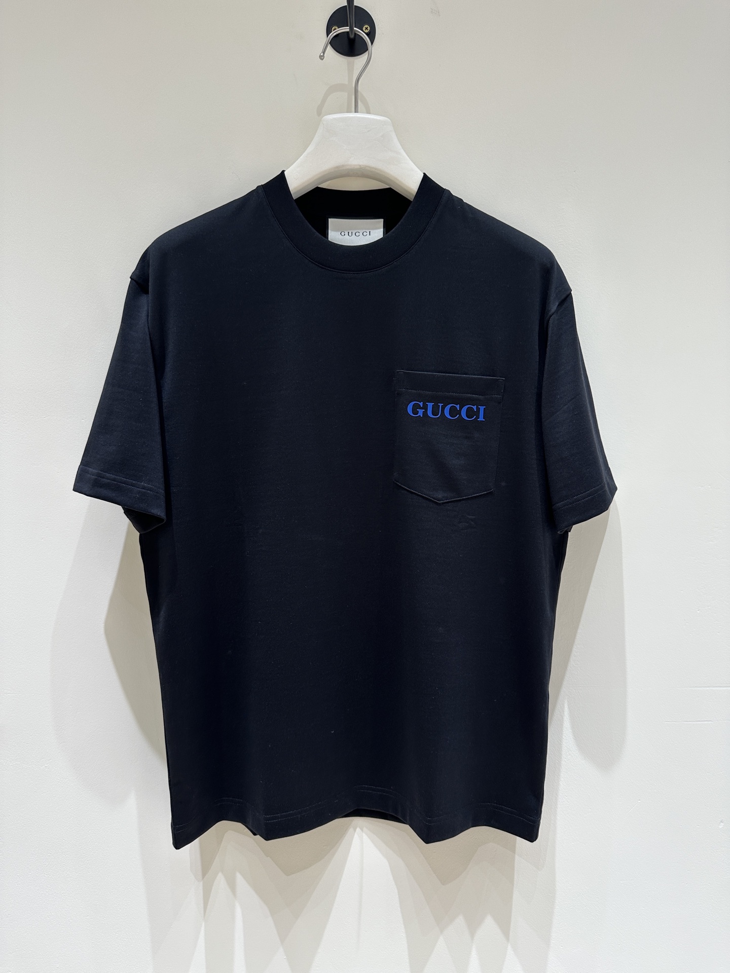 NO:416877,[New Product] T9- Gu family men's fashion pure cotton round neck short-sleeved T-shirt, Hong Kong foreign company channel goods, classic star-grade single product, 25-year spring and summer new product, a star-grade single product!  Customers supply top-quality fabrics imported from Egypt, selected high-quality cotton raw materials in the Nile area, and were made by Italian century-old workshops. They have a lot of cotton feel, both comfort and breathability, extremely delicate touch, and excellent skin-friendly!  The color scheme is simple and versatile, the upper body effect is excellent, it is very eye-catching, and the return rate is unquestionable. The excellent items in the closet that improves vision can be controlled by both business breathability and leisure on the street. It is very amazing whether it is worn inside or alone!  Size M-XXXL Color Black/White M Size Shoulder width 50 bust 106 length 66 sleeve length 22, T-shirt,tees,t-shirt,alexander wang19860909【新品】T9- Gu家族男士时装款纯棉圆领短袖T恤,香港洋行渠道货,经典明星级单品,25年春夏新品,属于明星级的一款单品！ 客供埃及进口顶级面料,甄选尼罗河区域光照极好的上等棉花原料,经过意大利百年工坊定织定染而成,棉感十足,舒适性与透气性兼备,触感极为细腻,亲肤性绝佳！ 配色简约百搭,上身效果非常出色,非常招眼吸睛,回头率毋庸置疑,衣橱里改良视觉的绝佳单品,商务透气与出街休闲皆可驾驭,无论内搭还是单穿都非常惊艳！ 尺码M-XXXL 颜色黑色/白色 M码 肩宽50胸围106衣长66 袖长22,,T-shirt,tees，t-shirt,alexander wang,Men's clothing