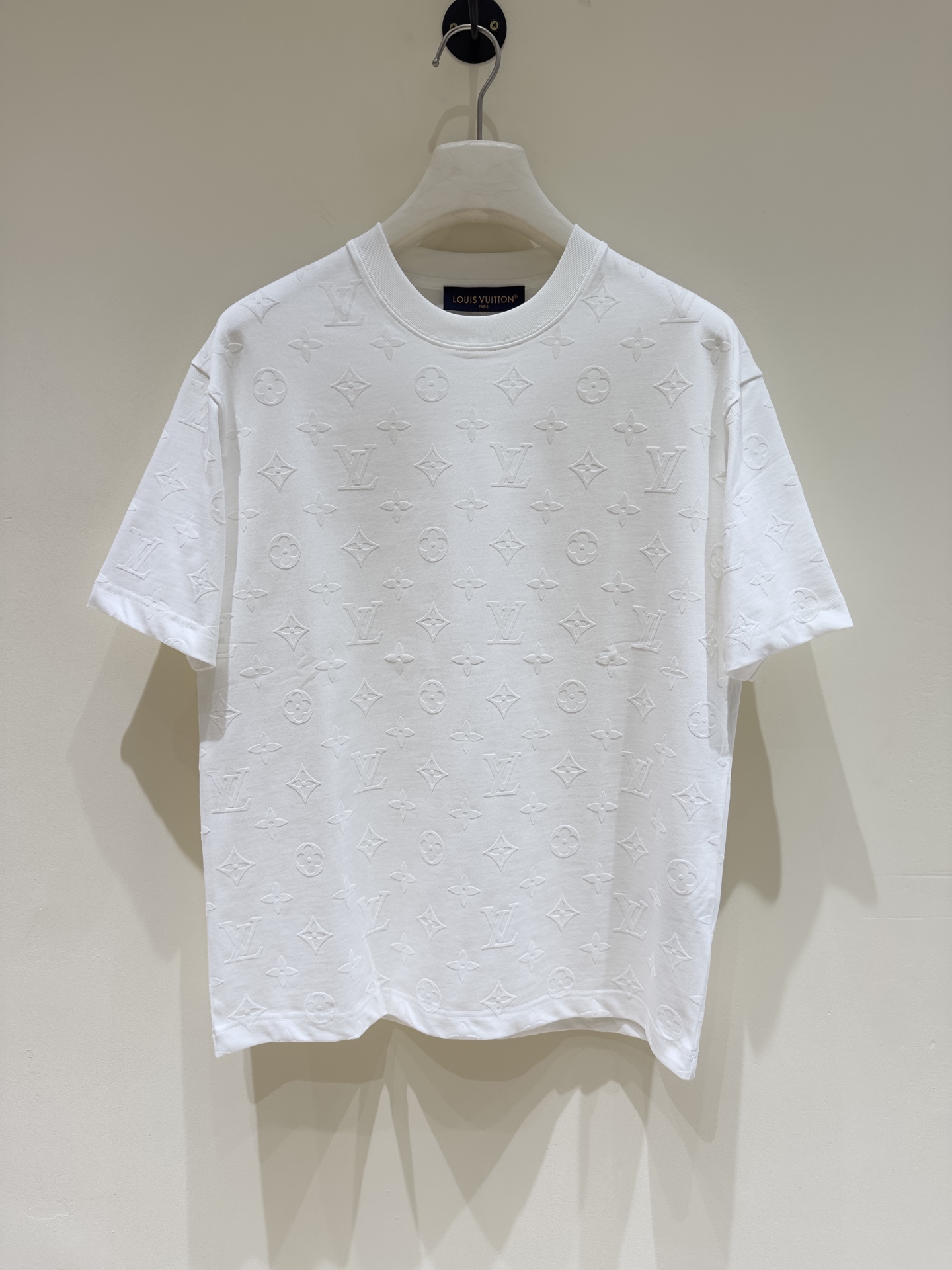 NO:416870,[New Product] T9- V Deng family men's high-end fashion round neck short-sleeved T-shirt, Hong Kong foreign company channel goods, high-end platinum-grade products, new spring and summer products in 25 years, classic popular products!  Super high version!  !  Customers supply top-quality fabrics imported from Egypt, selected high-quality cotton raw materials in the Nile area, and made with high-quality woven and dyed by Italian century-old workshops. It has a lot of cotton feel, both comfort and breathability, extremely delicate touch, and excellent skin-friendly!  The first-class quality, the upper body effect is excellent, the mixing and matching is extremely high, the casual trendy outing is very eye-catching, and the most beautiful piece is a piece of styling, both inside and alone, and it is very eye-catching!  Size M-XXXL Color White/Gray/Blue M Size Shoulder Width 50 Bust 104 Clothes Length 66 Sleeve Length 22, T-shirt,tees,t-shirt,alexander wang19860909【新品】T9- V登家族男士高端时装款圆领短袖T恤,香港洋行渠道货,高奢品鉴白金级单品,25年春夏新品,经典人气单品！超高版本！！ 客供埃及进口顶级面料,甄选尼罗河区域光照极好的上等棉花原料,高克重打造,经过意大利百年工坊定织定染而成,棉感十足,舒适性与透气性兼备,触感极为细腻,亲肤性绝佳！ 品相一流,上身效果超赞,混搭性极高,出街休闲潮搭非常吸睛,拗造型绝佳单品,无论内搭还是单穿都非常招眼出色！尺码M-XXXL 颜色白色/灰色/蓝色 M码 肩宽50胸围104衣长66袖长22,,T-shirt,tees，t-shirt,alexander wang,Men's clothing