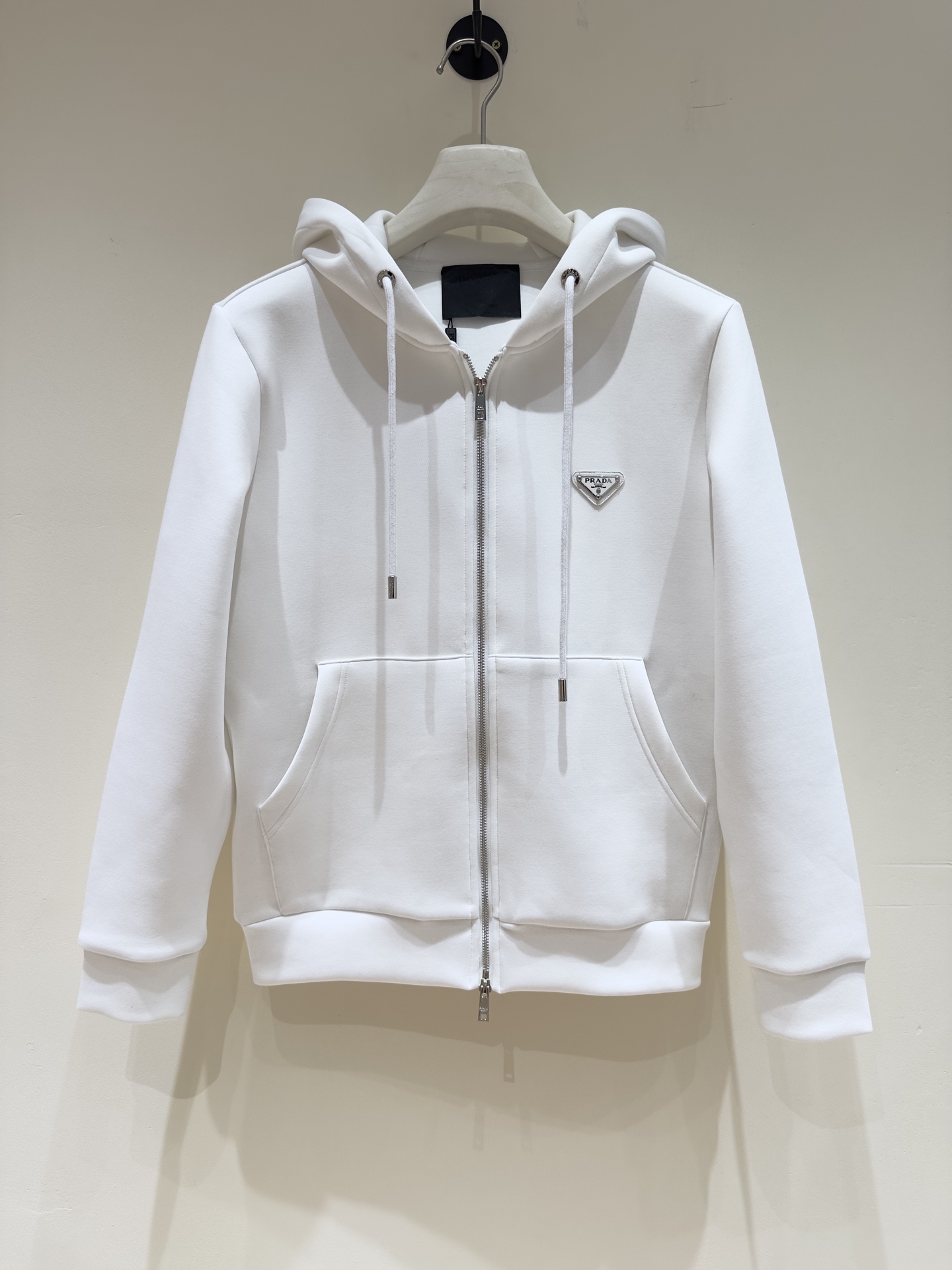 NO:525895,[New Product] 2025 Autumn and Winter New Product Pr*da Men's Hooded Sports Air Layer Jacket!  Fashion style comes from the new and beautiful works of PD. The direct tailoring design combines personality and fashion style, and is inherently extraordinary. Simplicity is not simple... The texture complements each other, bringing the brand style to the eyes, adhering to the simple and gorgeous style. The feel is soft and the fit is extremely comfortable to wear. The embroidered Milano logo creates a harmonious luxury and fashionable atmosphere, reinterpreting the basic items and giving them a new meaning. The zipper-style open-clad design further enhances the fashion trend, and the exquisite details reveal the brand's luxury atmosphere... Size M- XXXL Color white M Size Shoulder width 44 Bust 102 Clothes length 65 Sleeve length 61X111,,jackets & coats,jackets & coats,hats,alexander wang19860909【新品】 2025秋冬新品 Pr*da男士连帽运动空气层夹克外套！ 时尚格调来自PD的新秀丽作.直裁设计兼具个性时尚范儿,与生俱来的不平凡.简约不简单... 质感相辅相成,将品牌格调跃然眼前,秉承简约华美格调.手感柔软,贴身穿着舒适度极高.刺绣Milano标识营造和谐的奢华时尚气息,重释了基础单品并赋予其崭新含义的态度与考量. 拉链式开襟设计将时尚潮流进一步提升,精致细节流露品牌高奢气息... 尺码M- XXXL 颜色白色 M码 肩宽44 胸围102 衣长65 袖长61X111,,jackets & coats,jackets & coats,hats,alexander wang,Men's clothing