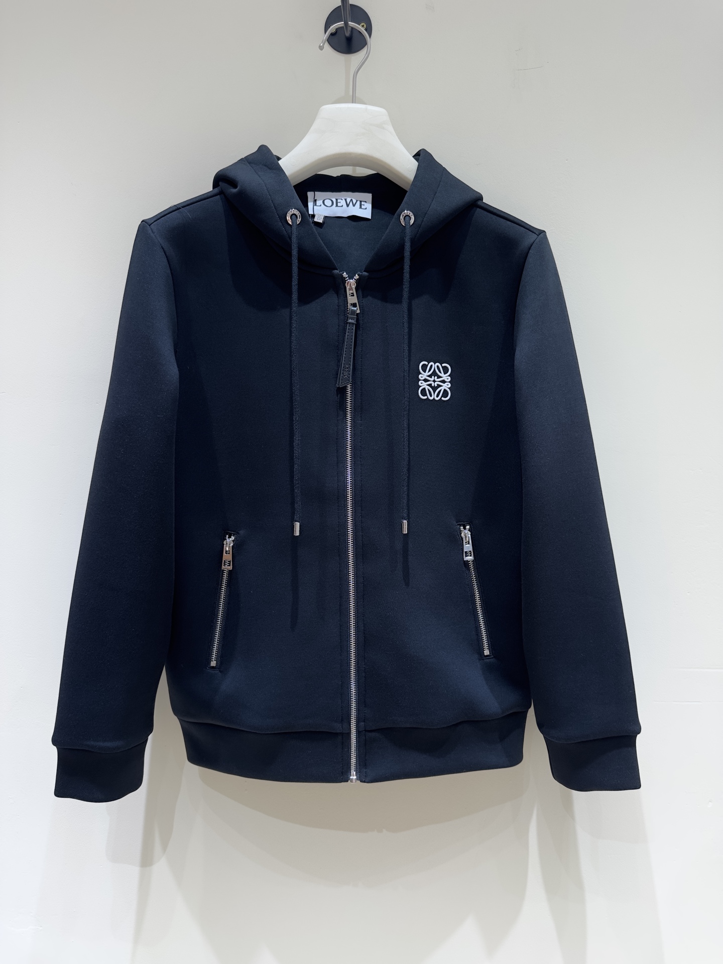 NO:525903,[New Product] LOE family men's high-end fashion embroidered hooded sweatshirt jacket, Hong Kong foreign business channel goods, 25-year autumn and winter new products, high-end fashion show styles, classic star-grade products!  Italian customers provide top-quality customized ready-made garment fabrics, heavy high-density air-layer pure cotton material, with powerful functions and powerful touch, extremely delicate and comfortable, an invincible skin-friendly experience, extremely wrinkle resistance, and excellent breathability. The upper body is clean and neat, light and without burden!  The fashionable stand-up collar design is light and mature, versatile, suitable for everyday outfits, and has a high space for mixing and matching. It can perform well in various occasions, and it can be enjoyed on the street and leisure, outdoor sports, etc., which is fashionable and age-reducing and easy to highlight the temperament, with extraordinary style, showing the youthful and vibrant colors of the city. It is a very shaping item!  Size M-XXXL Color Black M Size Shoulder Width 44 Bust 102 Long 61 Sleeve Length 76X111, Loewe, hoodie, sweatshirts, jackets & coats,hats,alexander wang19860909【新品】 LOE家族男士高端时装款刺绣连帽卫衣外套,香港洋行渠道货,25年秋冬新品,高级时装秀场款,经典明星级单品！ 意大利客供顶级定制成衣面料,重磅高密度空气层纯棉材质,具备功能性强大属性,触感极其细腻舒适,无敌的亲肤体验,抗皱性极强,且有着优良透气性,上身干净利落,轻便无负担感！ 时尚立领设计,配色轻熟百搭,符合日常各种穿搭,混搭兼容空间极高,驾驭多种场合,出街休闲、户外运动等皆可表现的非常出色,时髦减龄且极易凸显出气质感,格调非凡,尽显都市年轻活力色彩,属于塑造性极高的一款单品！ 尺码M-XXXL 颜色黑色 M码 肩宽44 胸围102衣长61袖长76X111,,loewe,hoodie,sweatshirts,jackets & coats,hats,alexander wang,Men's clothing