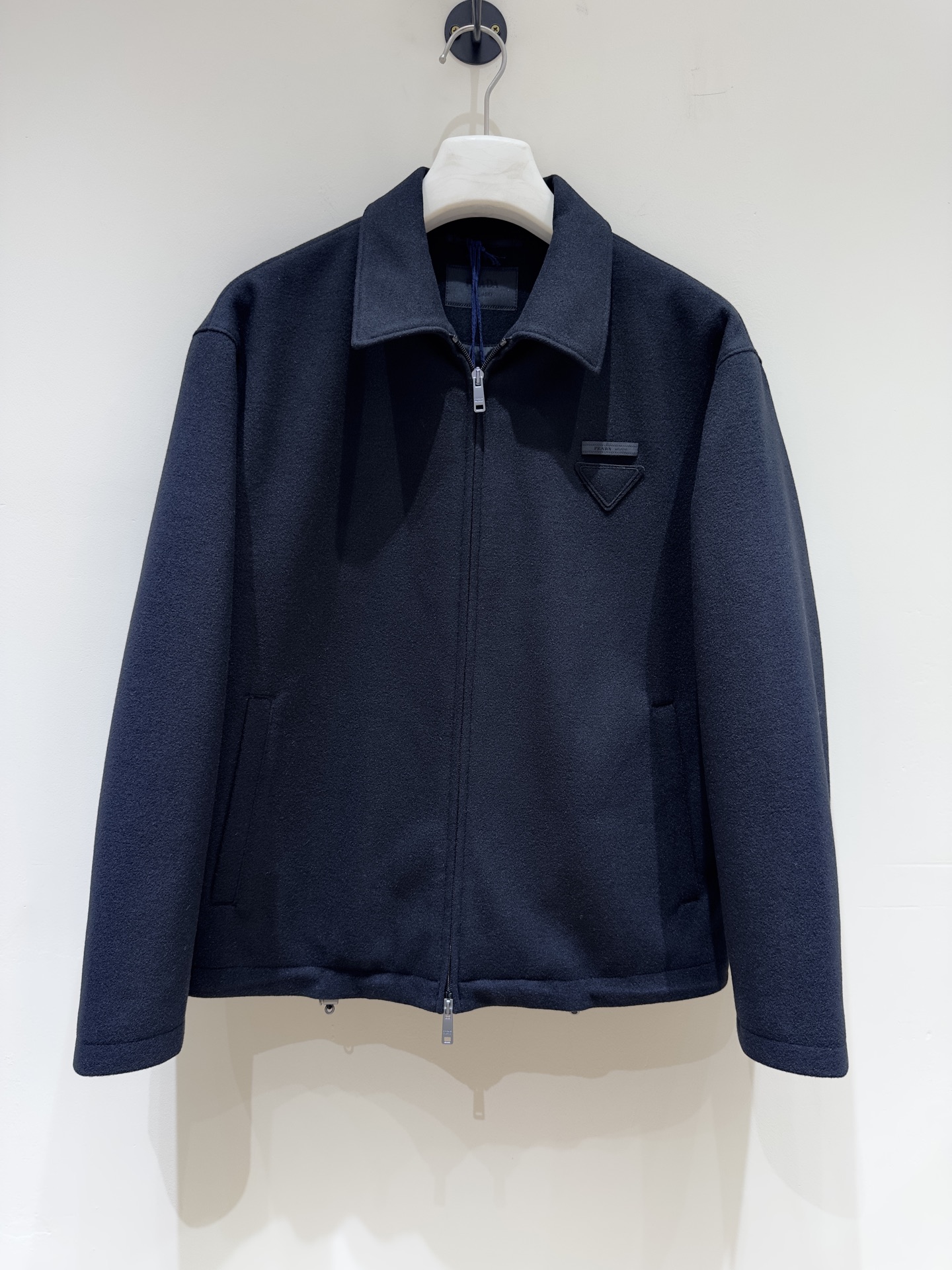 NO:547117,PA home men's business cashmere jacket/cotton jacket, Taiwan Yibi trader's license, 25-year F/W autumn and winter new products, high-end original OEM production, brick cabinet window main promotion, official classic ace product!  It integrates craftsmanship and fabrics, and is affiliated to the top-level technological fabrics supplied by foreign customers in Italy. It has high-end exclusive fixed weaving and dyeing. The fabric has first-class texture and has a certain wind-proof and waterproof effect. It is equipped with heavy high-density cotton on the back. It has a strong texture and is not easy to wrinkle. It contains cotton in the inner part. The auxiliary materials are all supplied by customers. The chest is decorated with a classic metal triangle logo, which strongly demonstrates the identity!  The fashionable hooded design has weakened the age difference in a certain way. The upper body effect is fashionable and stylish. A jacket with strong practical wear has a very high shaping space. It is an excellent wardrobe business and leisure high attendance rate!  Size 48-56 Color black size 48 shoulder width 50 bust 112 clothes length 65 sleeve length 58,,jackets & coats,jackets & coats,hats,alexander wang19860909PA家男士商务羊绒夹克外套/棉衣,台湾意比贸易商行货,25年F/W秋冬新品,高端原厂代工出品,砖柜橱窗主推,官方经典王牌单品！ 集工艺与面料于一体,隶属意大利外商客供顶级科技型面料,高级专属定织定染,面料质感一流,具备一定的防风防水效果,搭载反面重磅高密度棉质,质感挺括性强,不易褶皱,内里夹含棉,辅料皆为全系客供,胸前饰有经典金属三角标识,有力彰显了身份！ 时尚连帽设计,在一定程上弱化了年龄之分,上身效果时髦有型,实穿性极强的一款外套,塑造空间极高,属于衣橱商务休闲绝佳的高出勤率！ 尺码48-56 颜色黑色 48码 肩宽50 胸围112 衣长65 袖长58,,jackets & coats,jackets & coats,hats,alexander wang,Men's clothing