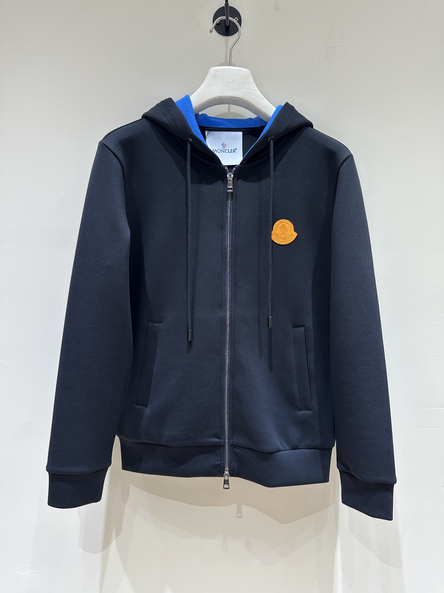 NO:525924,[New Product] T9- MON men's high-end fashion air cotton sweatshirt jacket, Hong Kong foreign company channel goods, new products for 25 years of autumn and winter, high-end fashion show style, classic star-grade products!  Italian customers provide top-quality customized ready-made garment fabrics, heavy high-density air-layer pure cotton material, with powerful functions and powerful touch, extremely delicate and comfortable, an invincible skin-friendly experience, extremely wrinkle resistance, and excellent breathability. The upper body is clean and neat, light and without burden!  The fashionable stand-up collar design is light and mature, versatile, suitable for everyday outfits, and has a high space for mixing and matching. It can perform well in various occasions, and it can be enjoyed on the street and leisure, outdoor sports, etc., which is fashionable and age-reducing and easy to highlight the temperament, with extraordinary style, showing the youthful and vibrant colors of the city. It is a very shaping item!  Size M-XXXL Color Black M Size Shoulder Width 44 Bust 102 Long 66 Sleeve Length 61X111, hoodie, sweatshirts, jackets & coats, alexander wang19860909【新品】T9- MON男士高端时装款空气棉卫衣外套,香港洋行渠道货,25年秋冬新品,高级时装秀场款,经典明星级单品！ 意大利客供顶级定制成衣面料,重磅高密度空气层纯棉材质,具备功能性强大属性,触感极其细腻舒适,无敌的亲肤体验,抗皱性极强,且有着优良透气性,上身干净利落,轻便无负担感！ 时尚立领设计,配色轻熟百搭,符合日常各种穿搭,混搭兼容空间极高,驾驭多种场合,出街休闲、户外运动等皆可表现的非常出色,时髦减龄且极易凸显出气质感,格调非凡,尽显都市年轻活力色彩,属于塑造性极高的一款单品！ 尺码M-XXXL 颜色黑色 M码 肩宽44 胸围102衣长66袖长61X111,,hoodie,sweatshirts,jackets & coats,alexander wang,Men's clothing