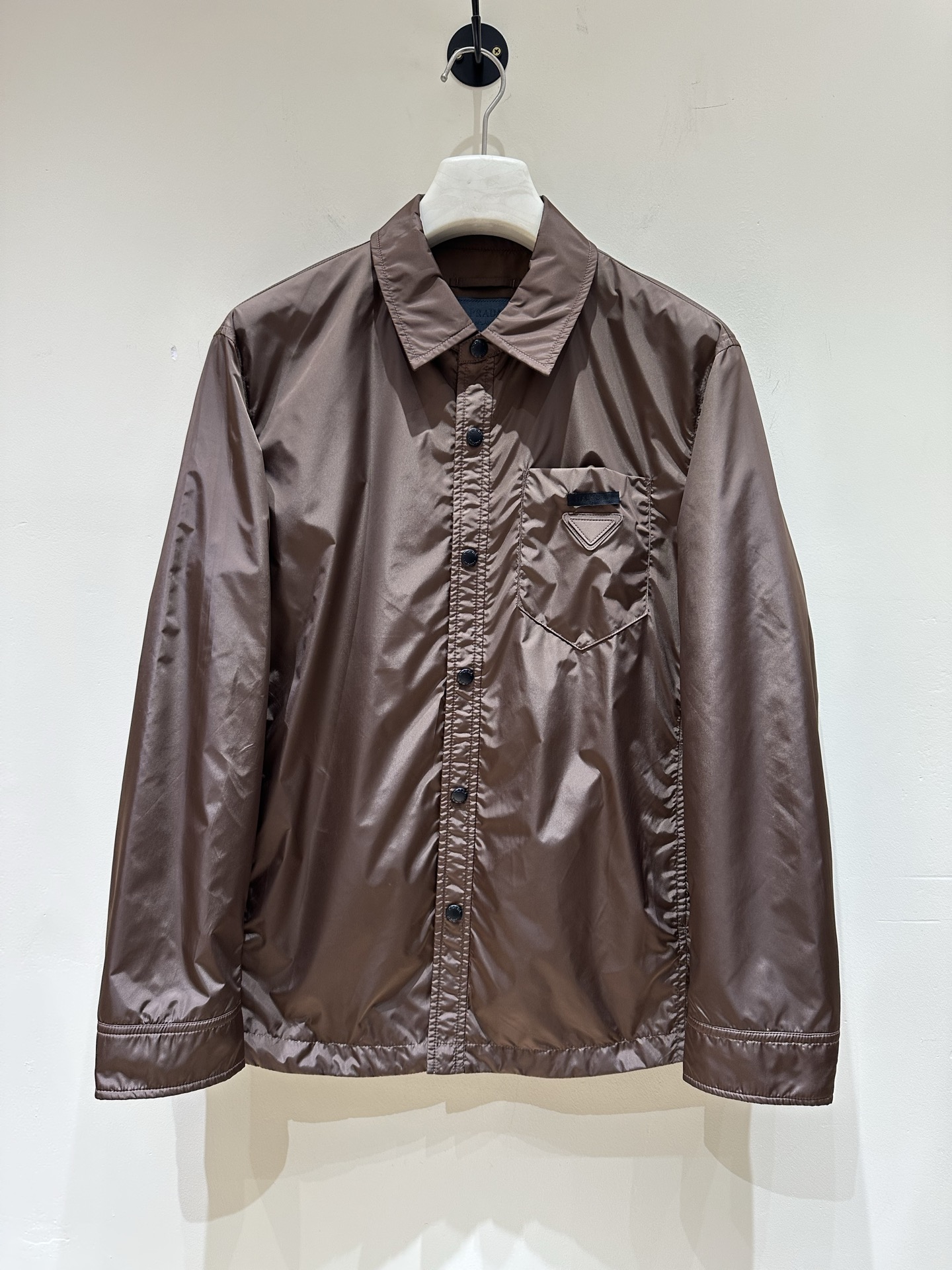 NO:733617,[New Product] PA family men's fashionable lapel jacket, licensed by Italian-Belgian traders in Taiwan, new product in early spring of 2026, high-end Italian OEM, official classic ace item! ! A jacket with extremely high technological and functional value. It is made of custom-made fabrics from Japan's Toray Corporation (a top-tier luxury garment manufacturer)'s top patented Re-Nylon renewable nylon fabric. It has natural environmentally friendly qualities. The material has superior functional windproof and waterproof effects, is quick-drying, has first-class breathability, and is extremely stain-resistant! The jacket is an excellent piece of equipment in the transitional season. It has a significant effect on the upper body and shows the vibrant colors of the urban upstarts. It is an excellent jacket in the dressing season. It can be perfectly controlled for business commuting, street style, outdoor sports and leisure, and is extremely practical! Size 48-56 Color Navy/Coffee Size 48 Shoulder Width 46 Bust 112 Clothes Length 67 Sleeve Length 64,,jackets & coats,jackets & coats,19860909【新品】 PA家族男士时装款翻领夹克外套,台湾意比贸易商行货,26年早春新品,高端意大利代工出品,官方经典王牌单品！！ 科技功能性价值极高的一款夹克,日本东丽公司订制面料（一线奢侈品成衣御用面料商）顶级专利Re-Nylon可再生尼龙织物制成,有着天然的环保特质,其材质具备优越的功能性防风防水效果,速干性强,同时透气性亦一流,且抗污性极强！ 夹克属于过渡季优秀的装备,上身效果显著,尽显都市新贵活力色彩,在穿搭季属于极为出色的一款外套,商务通勤、出街造型、户外运动休闲皆可完美驾驭,实穿性极强！ 尺码48-56 颜色藏青色/咖色 48码 肩宽46 胸围112 衣长67 袖长64,,jackets & coats,jackets & coats,,Men's clothing