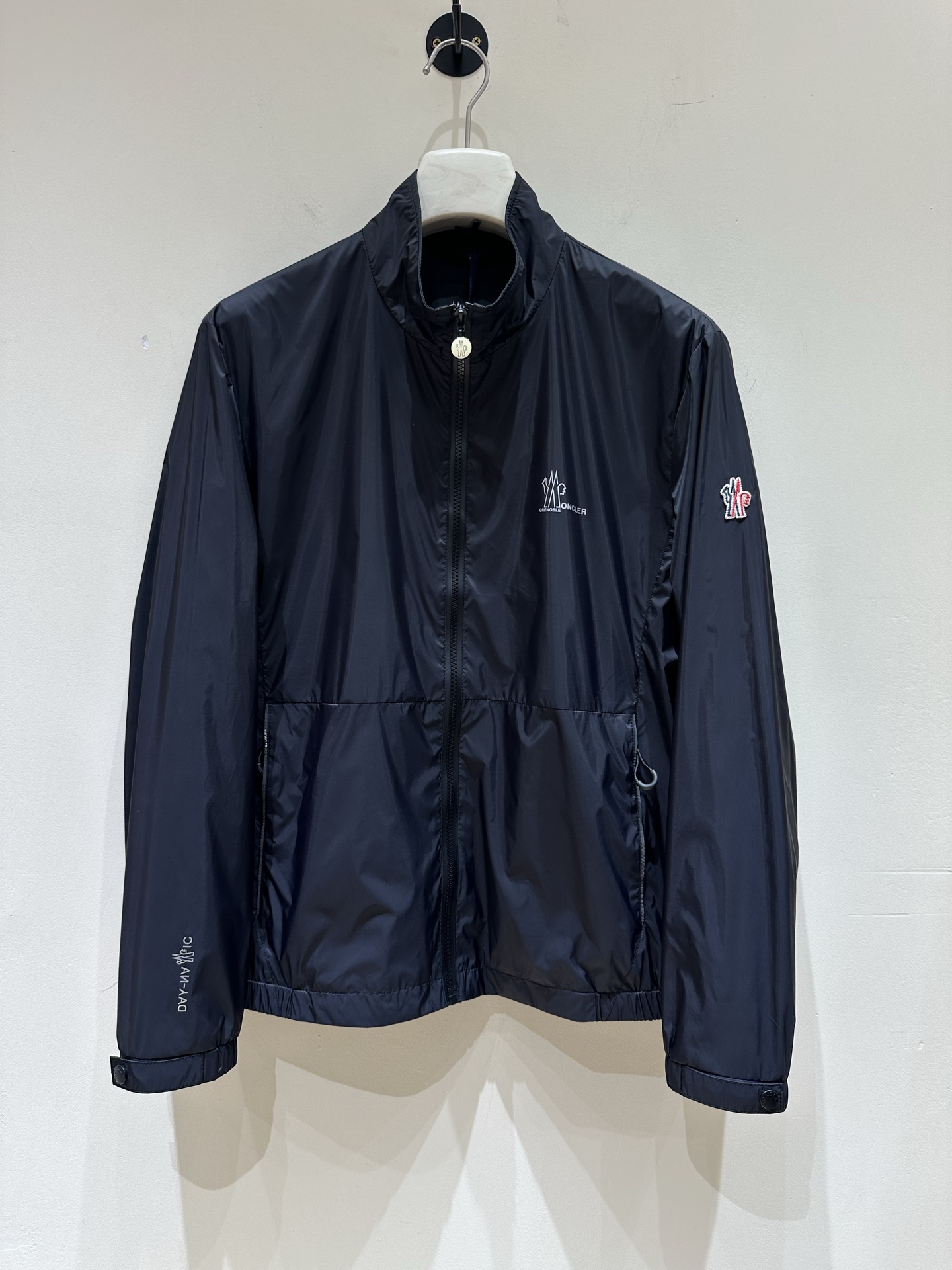 NO:733623,[New product] MON high-end thin stand-collar jacket, sold through trading company channels, new product in early spring of 2026, OEM produced in Romania, pure blood quality!  The overall shape design perfectly integrates the strong genes of the MON family. It has a strong sense of design and combines fashion and outdoor elements. It is decorated with the classic brand letter logo on the chest and is presented using exquisite technological printing technology. It is equipped with the iconic wool felt badge on the sleeve arm to form an echo effect and strongly demonstrate the identity. The brand pattern constructed in the form of laser hollowing on the back is a very personalized and unique embellishment, which enhances the overall visual appearance!  Functional technical fabrics imported from Japan have lightweight functional effects for outdoor use. They have excellent windproof and sunproof properties. The fabric feels extremely delicate. The spliced ​​material is as smooth and soft as milk silk. The inner lining is decorated with a mesh structure, which has excellent breathability, first-class texture, and excellent quick-drying properties!  The details are exquisite and the appearance is perfect. The accessories are all customized. It is a perfect multi-functional jacket. It has a fashionable hooded design and a neat cut. The upper body instantly highlights the spirit. It is full of style and can easily control various body shapes. It is a perfect jacket for business commuting and outdoor leisure!  Size 48-56 Color black/blue/green Size 48 Shoulder width 48 Bust 112 Length 68 Sleeve length 63,,jackets & coats,jackets & coats,hats,19860909【新品】MON高端薄款立领夹克外套,贸易公司渠道货,26年早春新品,罗马尼亚代工出品,纯正血统品质！ 整体的造型设计完美融入了MON家族强大的基因,设计感极强,时装与户外元素混搭结合,胸前饰有经典品牌字母标识,采用精美科技印花工艺呈现,搭载袖臂标志性羊毛毡徽章,形成呼应效果,强有力的彰显了身份,后背激光镂空形态构建的品牌图案,非常个性化且独特的点缀,提升了整体造型视觉！ 日本客供进口功能性科技面料,具备户外轻型功能效果,有着优越的防风防嗮特质,面料触感极为细腻,拼接的材质如牛奶丝般顺滑柔软,内衬采用网状结构拼饰,透气性绝佳,质感一流,同时速干性亦优越！ 细节精湛考究,品相完美如斯,辅料皆为专属定制,完美兼具多功能型的一款外套,时尚连帽的设计,版型剪裁干练利落,上身瞬间凸显出精神感,型款十足,轻松驾驭各种身型,商务通勤与户外休闲完美兼备的一款外套！ 尺码48-56 颜色黑色/蓝色/绿色 48码 肩宽48胸围112 衣长68 袖长63,,jackets & coats,jackets & coats,hats,,Men's clothing