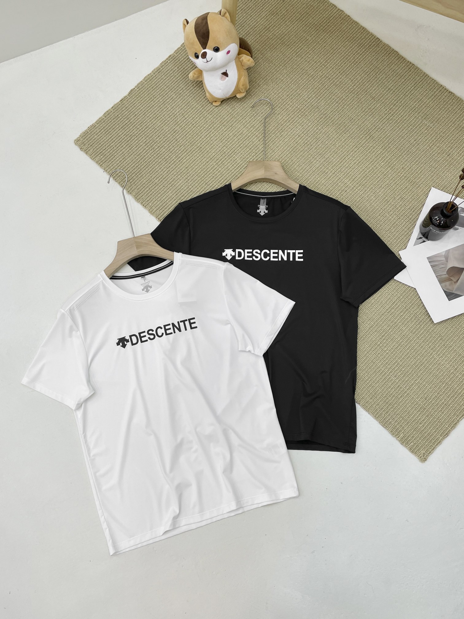 Descente Kleding T-Shirt Zwart Wit Afdrukken Spandex Zomercollectie Fashion Korte mouw