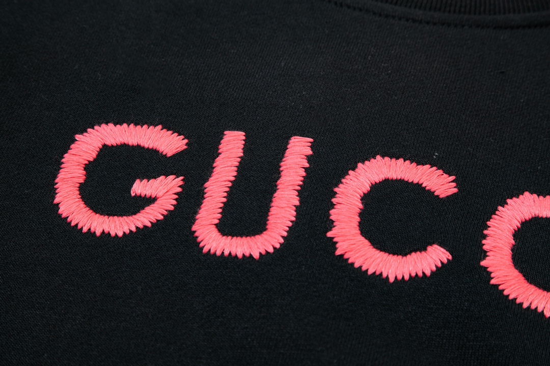 GUCCI 古驰 粉红字母LOGO刺绣圆领卫衣